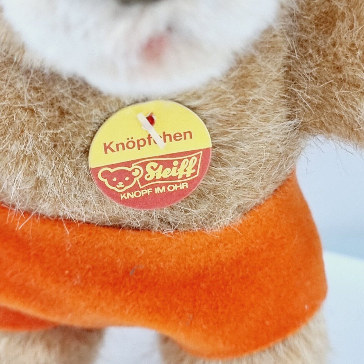 Steiff 0218/16 Knöpchen Teddybär 16 cm mit oragangefarbener Shorts