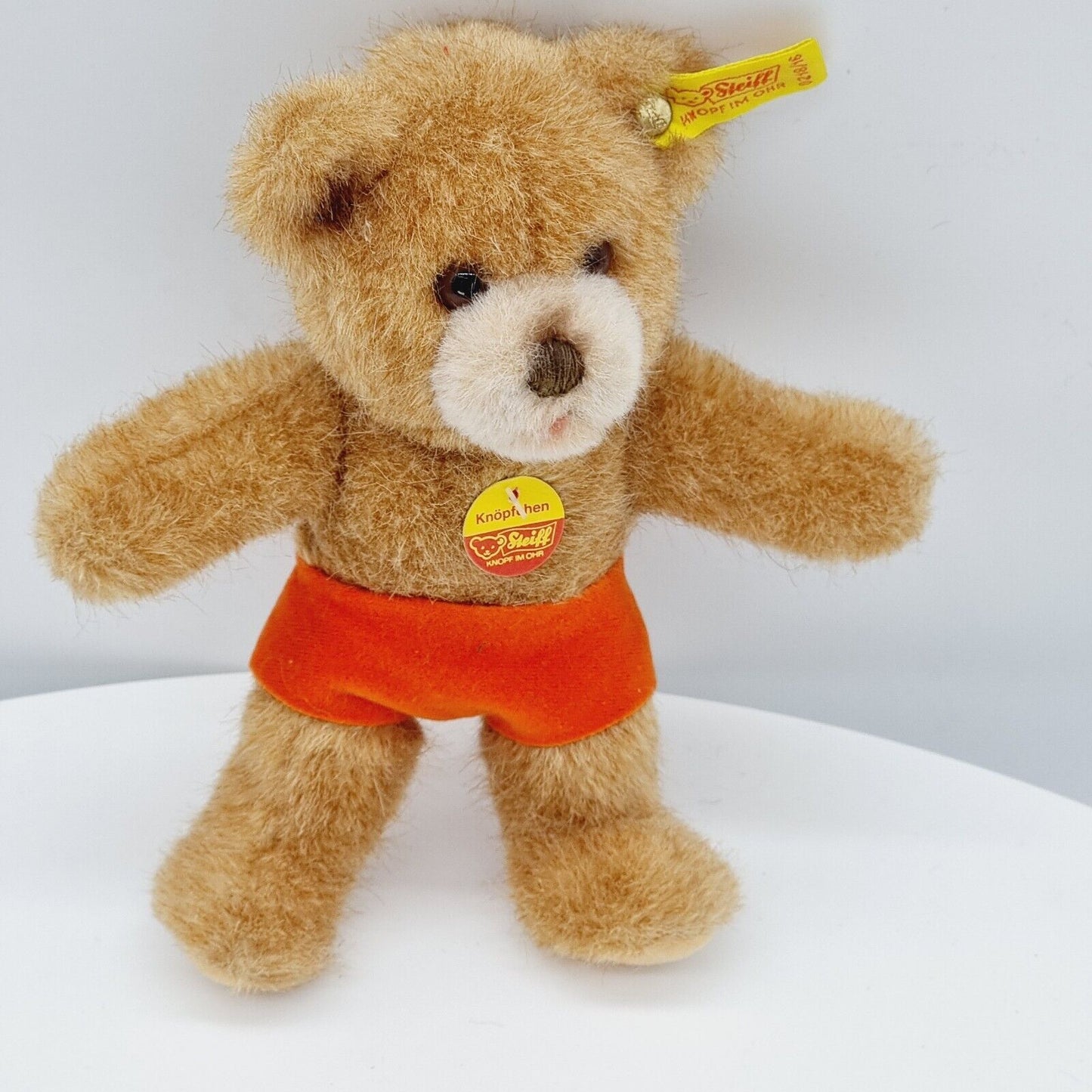Steiff 0218/16 Knöpchen Teddybär 16 cm mit oragangefarbener Shorts