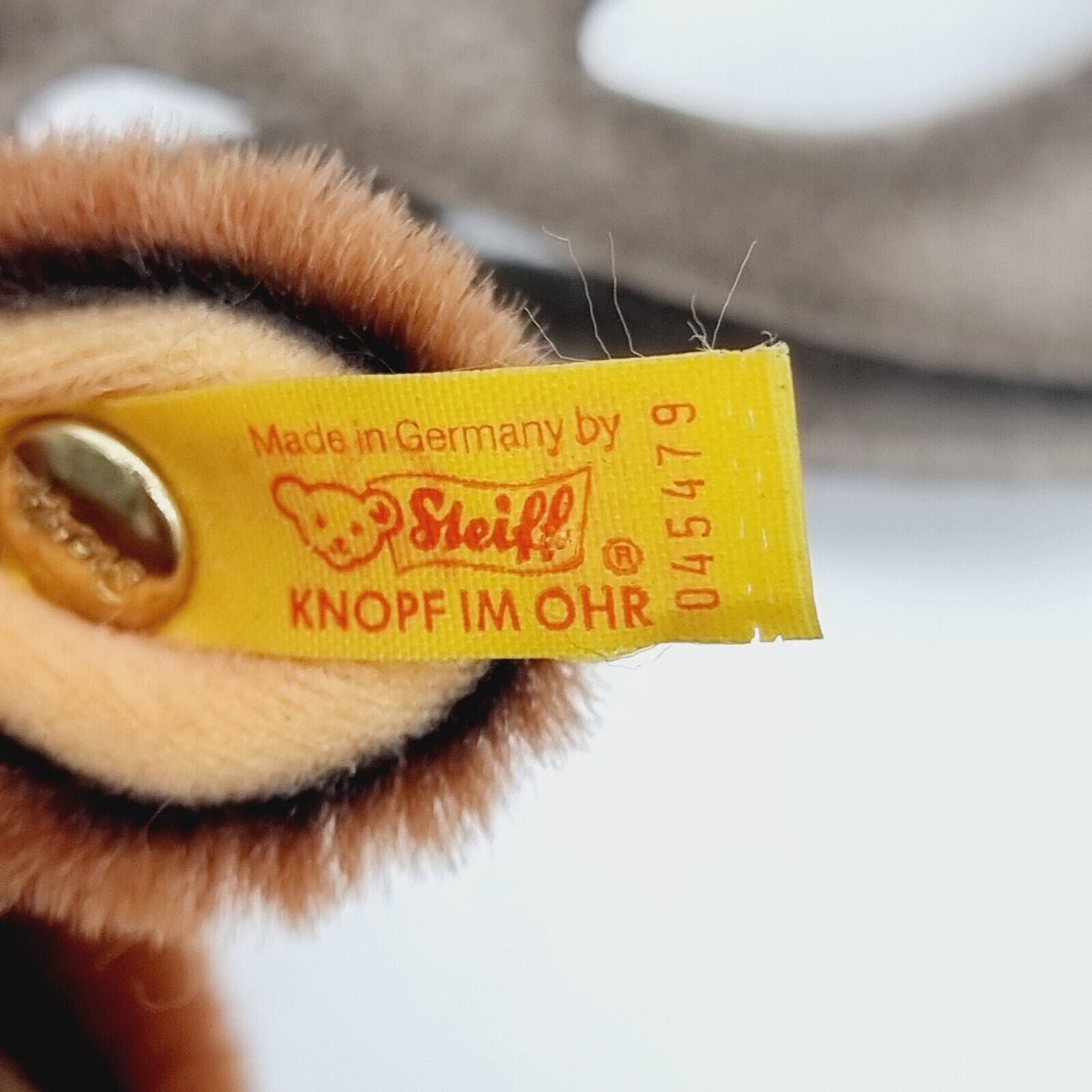 Steiff 045479 Hirsch Tier mit Knopf und Fahne 19 cm