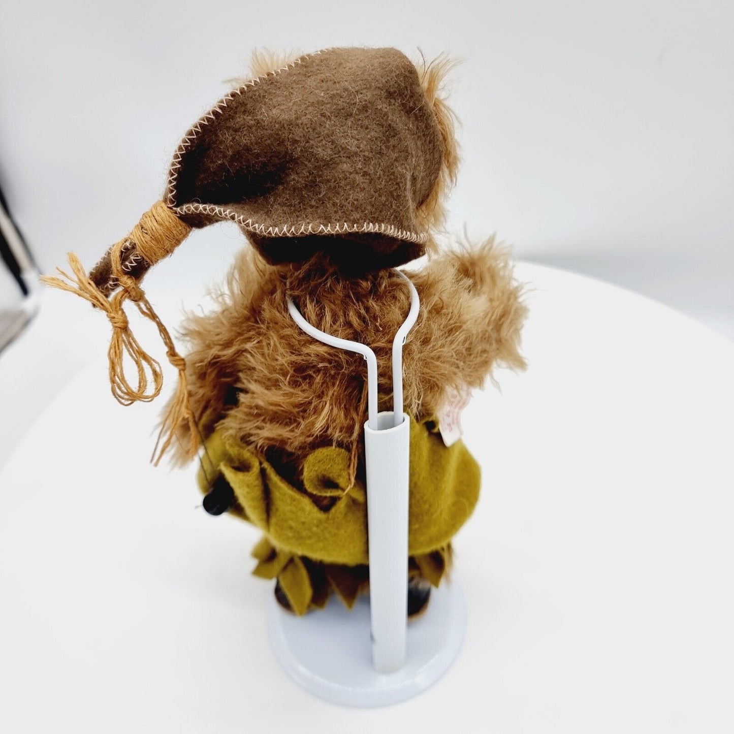Clemens Teddybär 28 cm braun mit grüner Hose, schwarzen Schuhen und Zipfelmütze