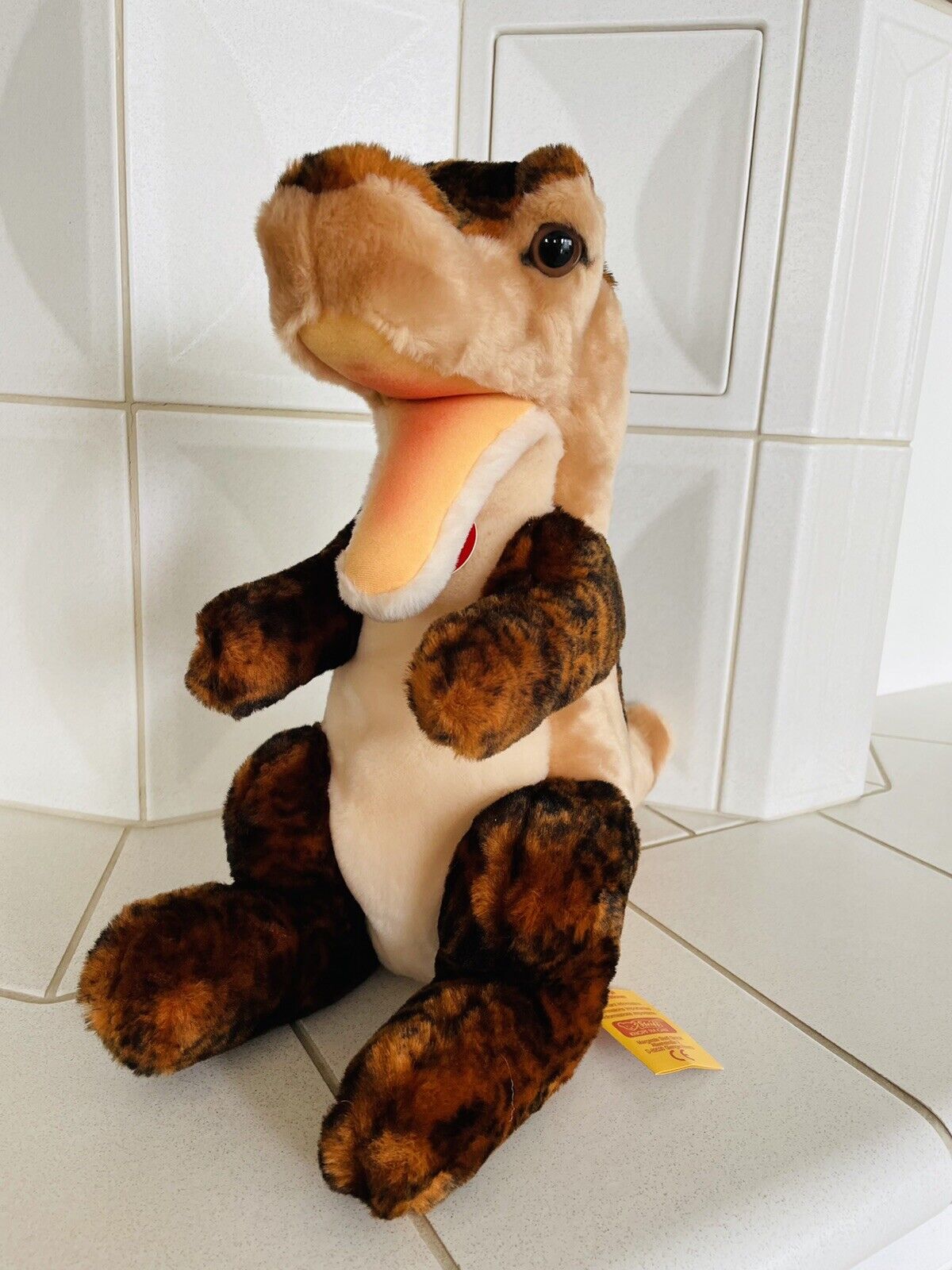 Steiff - Cosy Nessy 35 cm EAN 095597 Dinosaurier Tier Brutschild **Neu** Fahne K
