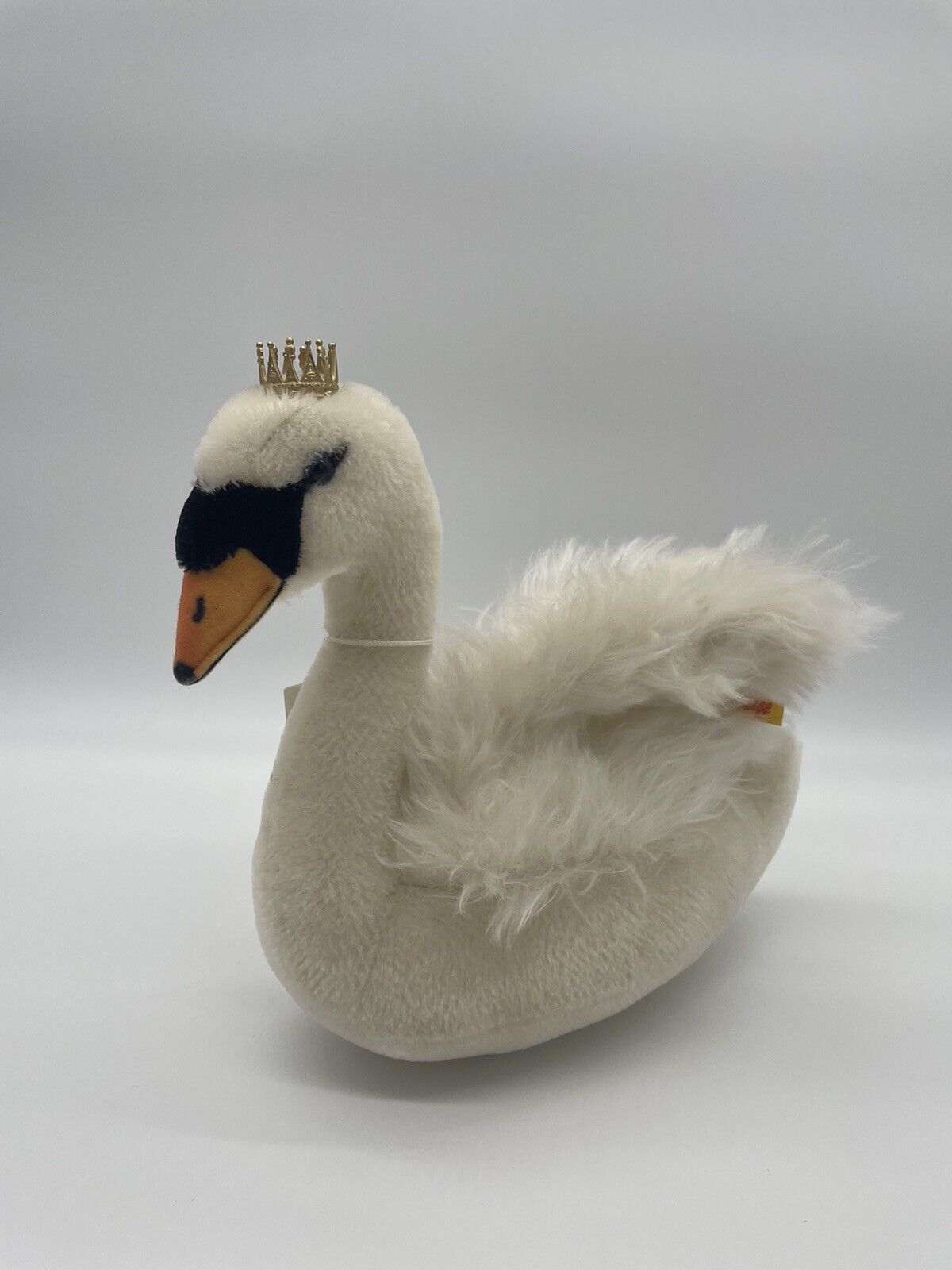 Steiff Schwan König Ludwig 673627, mit Knopf und gelber Fahne aus Überproduktion