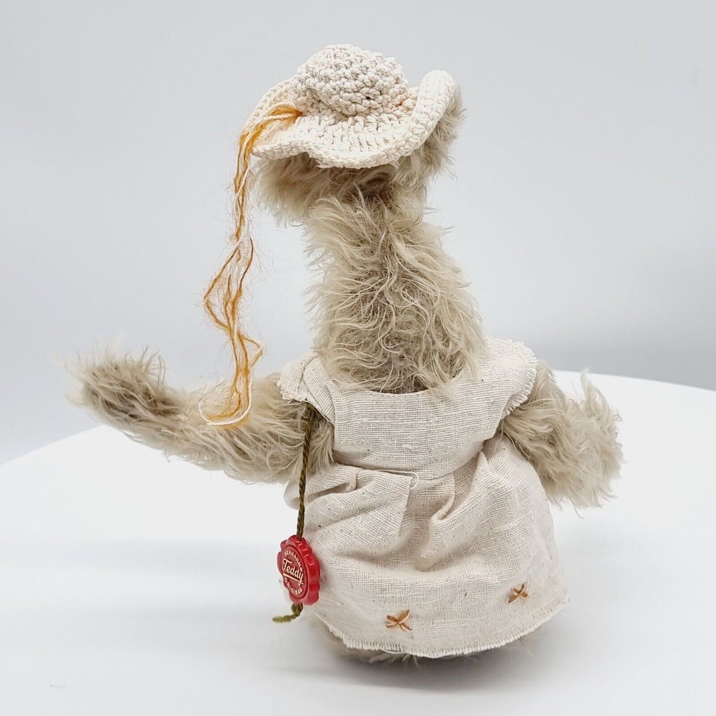 Teddy-Hermann Stofftier-Bär mit Kleid und Hut 25 cm Künstlerbär