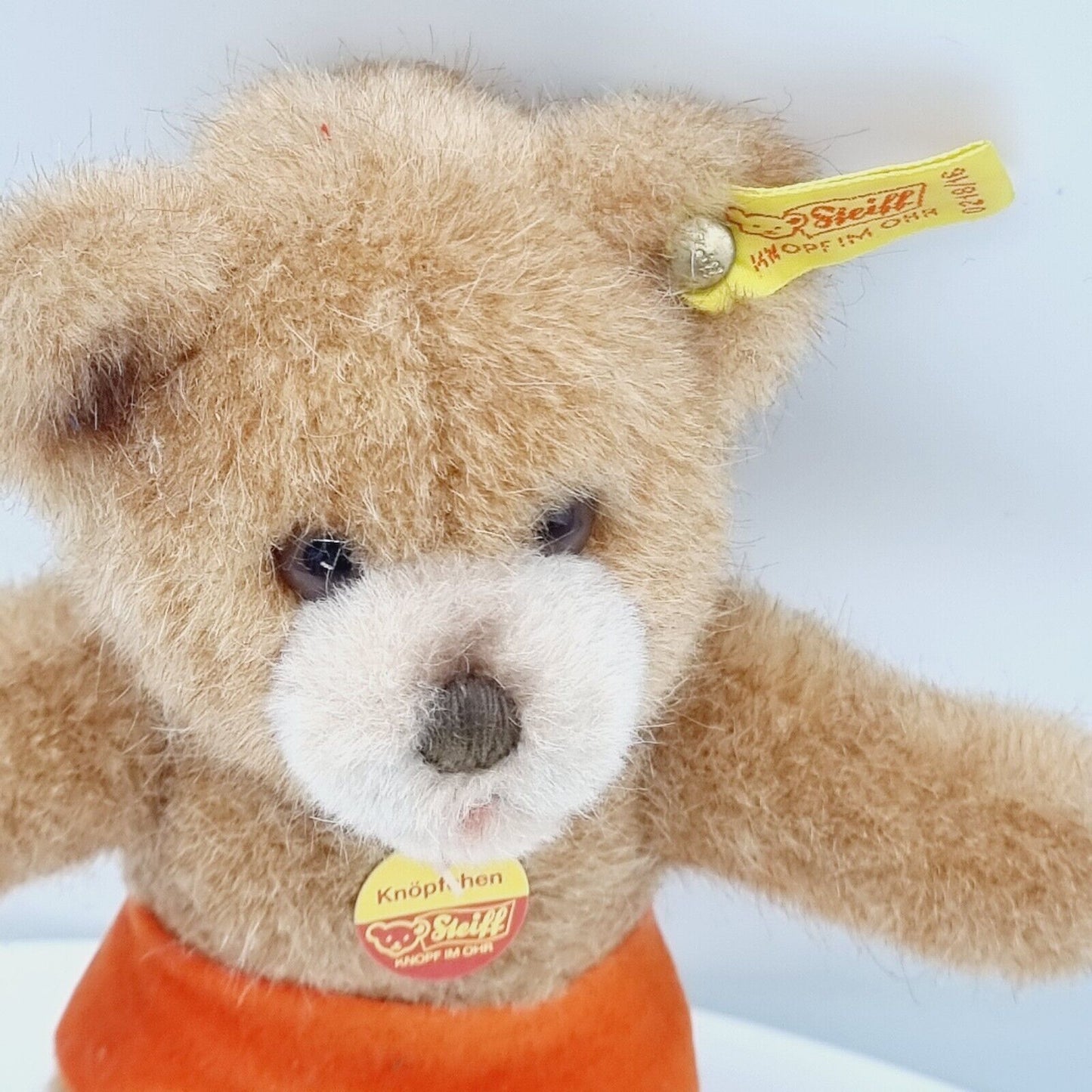 Steiff 0218/16 Knöpchen Teddybär 16 cm mit oragangefarbener Shorts
