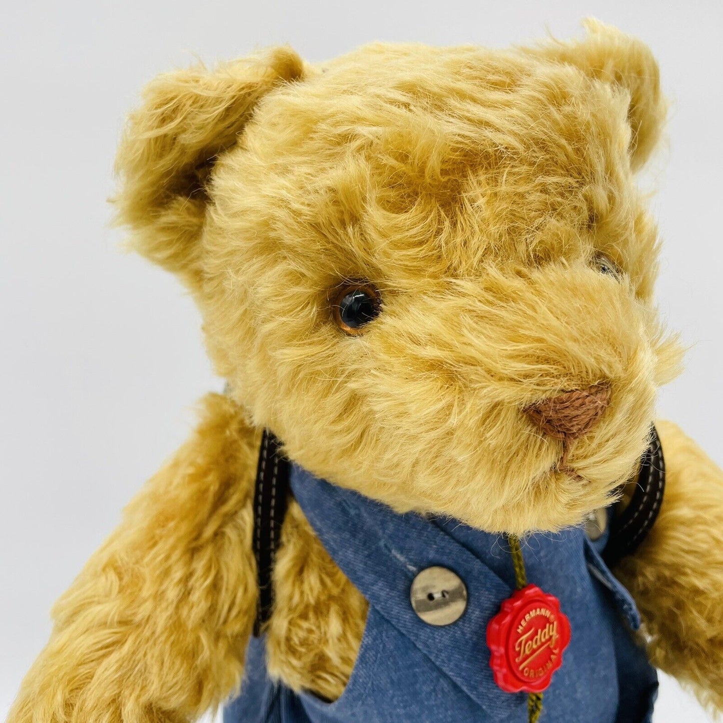 Hermann Coburg Teddybär mit Latzhose, Rucksack und Marienkäfer mit Siegelmarke