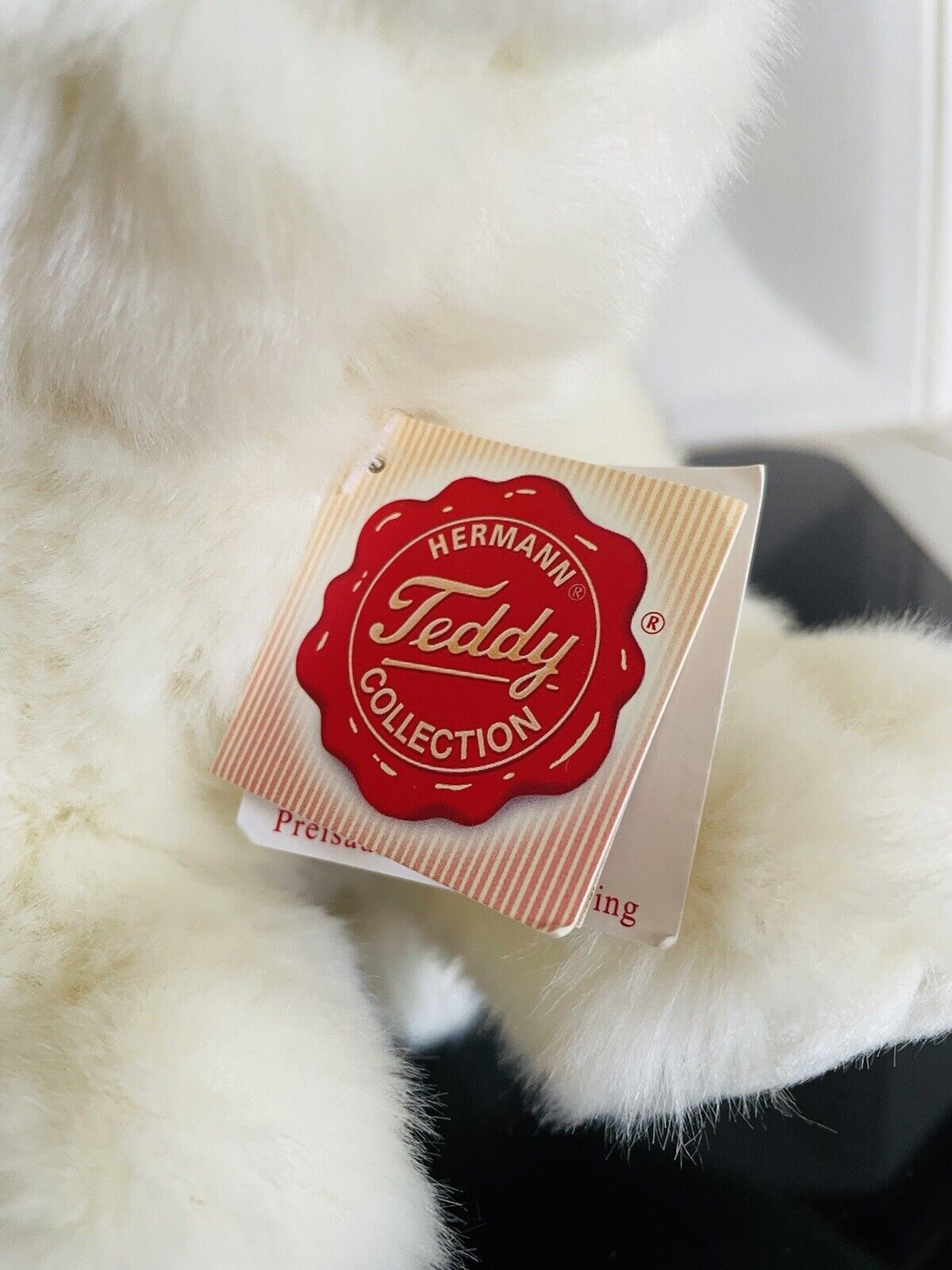 Hermann Teddy Eisbär Plüsch inkl. Fahne und Etikett 4004510915256
