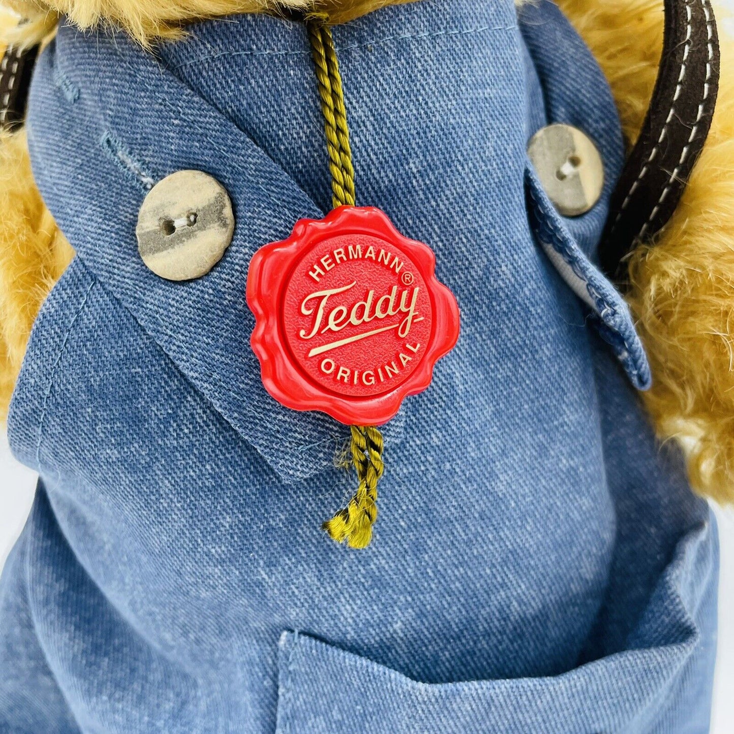Hermann Coburg Teddybär mit Latzhose, Rucksack und Marienkäfer mit Siegelmarke