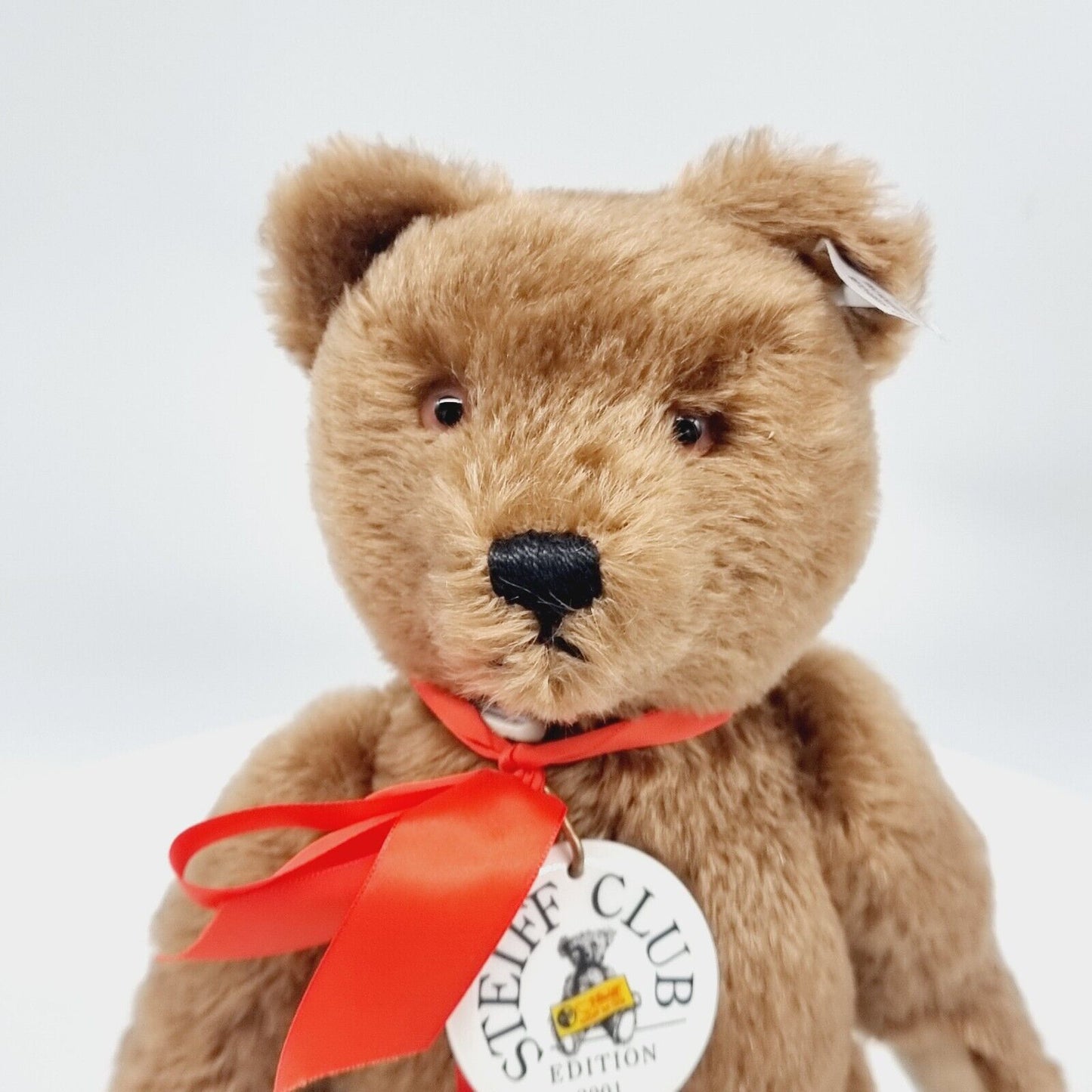 Steiff 420245 Edition 2001 Teddybär 35 cm mit Schleife und Porzellan-Marke
