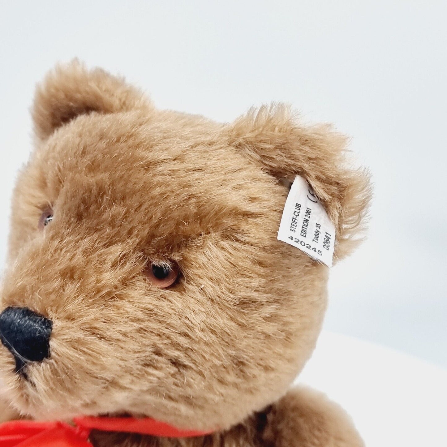 Steiff 420245 Edition 2001 Teddybär 35 cm mit Schleife und Porzellan-Marke