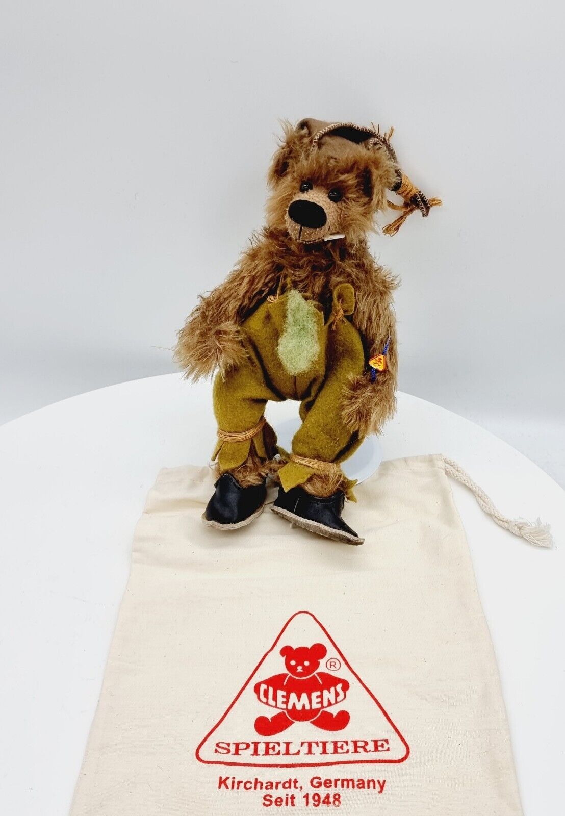 Clemens Teddybär 28 cm braun mit grüner Hose, schwarzen Schuhen und Zipfelmütze