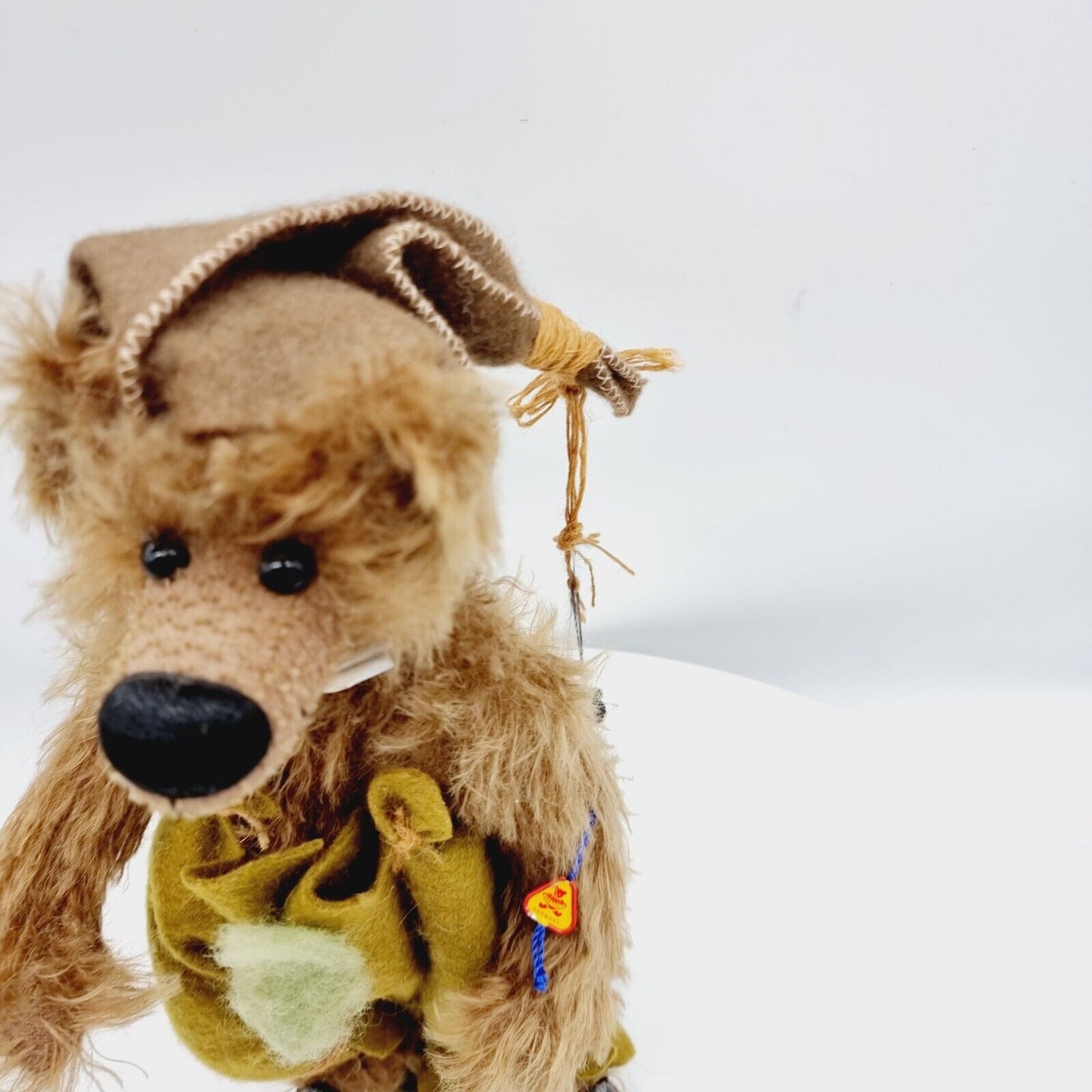 Clemens Teddybär 28 cm braun mit grüner Hose, schwarzen Schuhen und Zipfelmütze