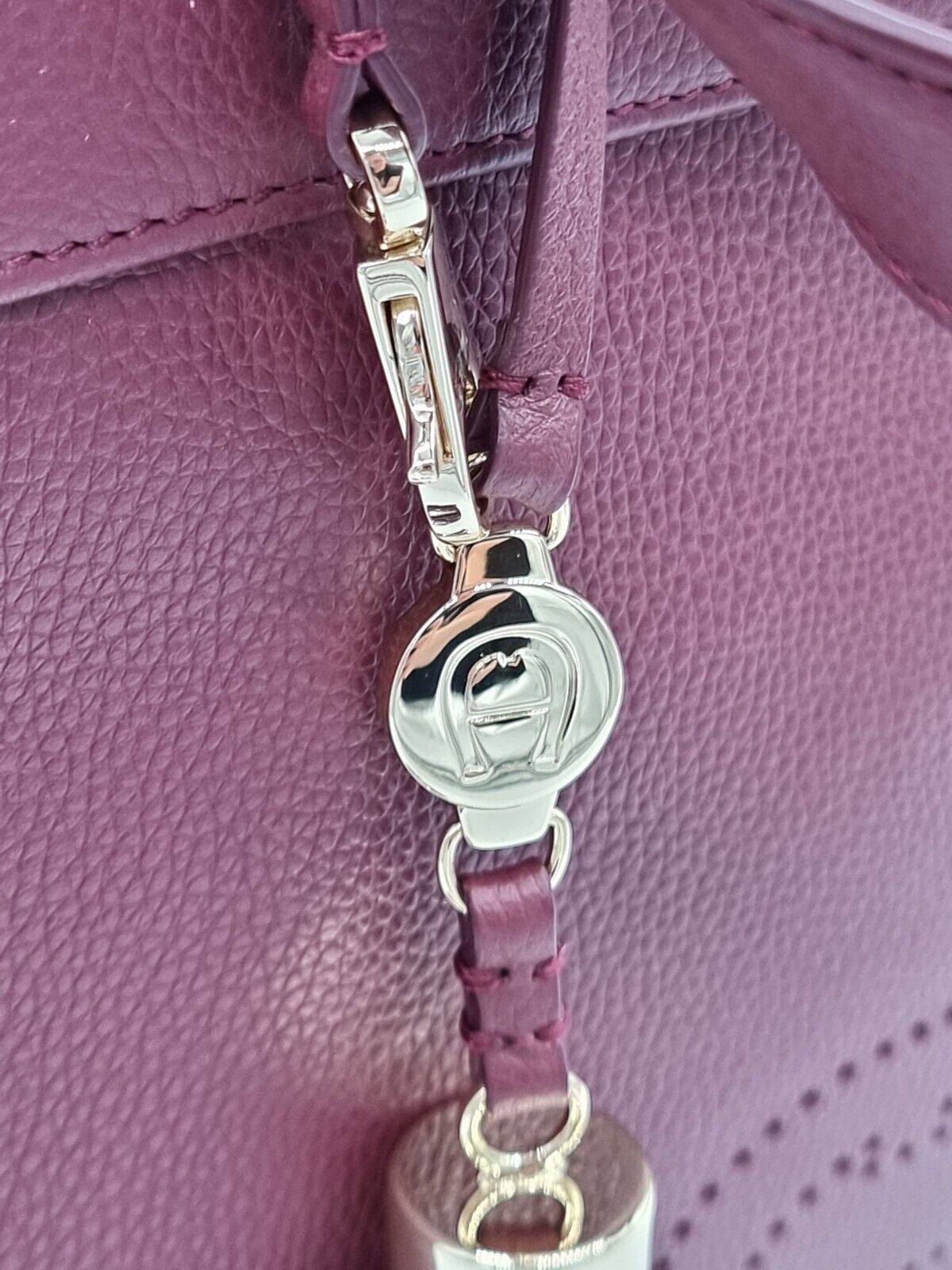 Aigner Handtasche Burgundy Gold Hardware Designertasche Neu mit Etikett