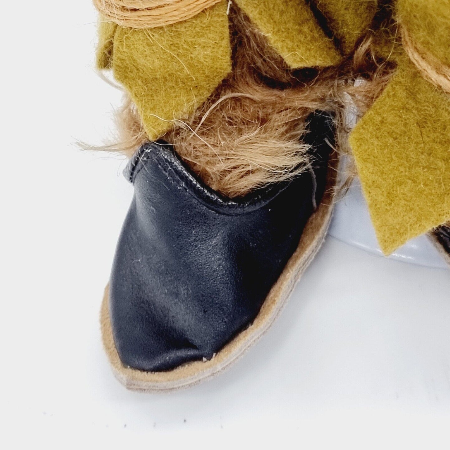 Clemens Teddybär 28 cm braun mit grüner Hose, schwarzen Schuhen und Zipfelmütze