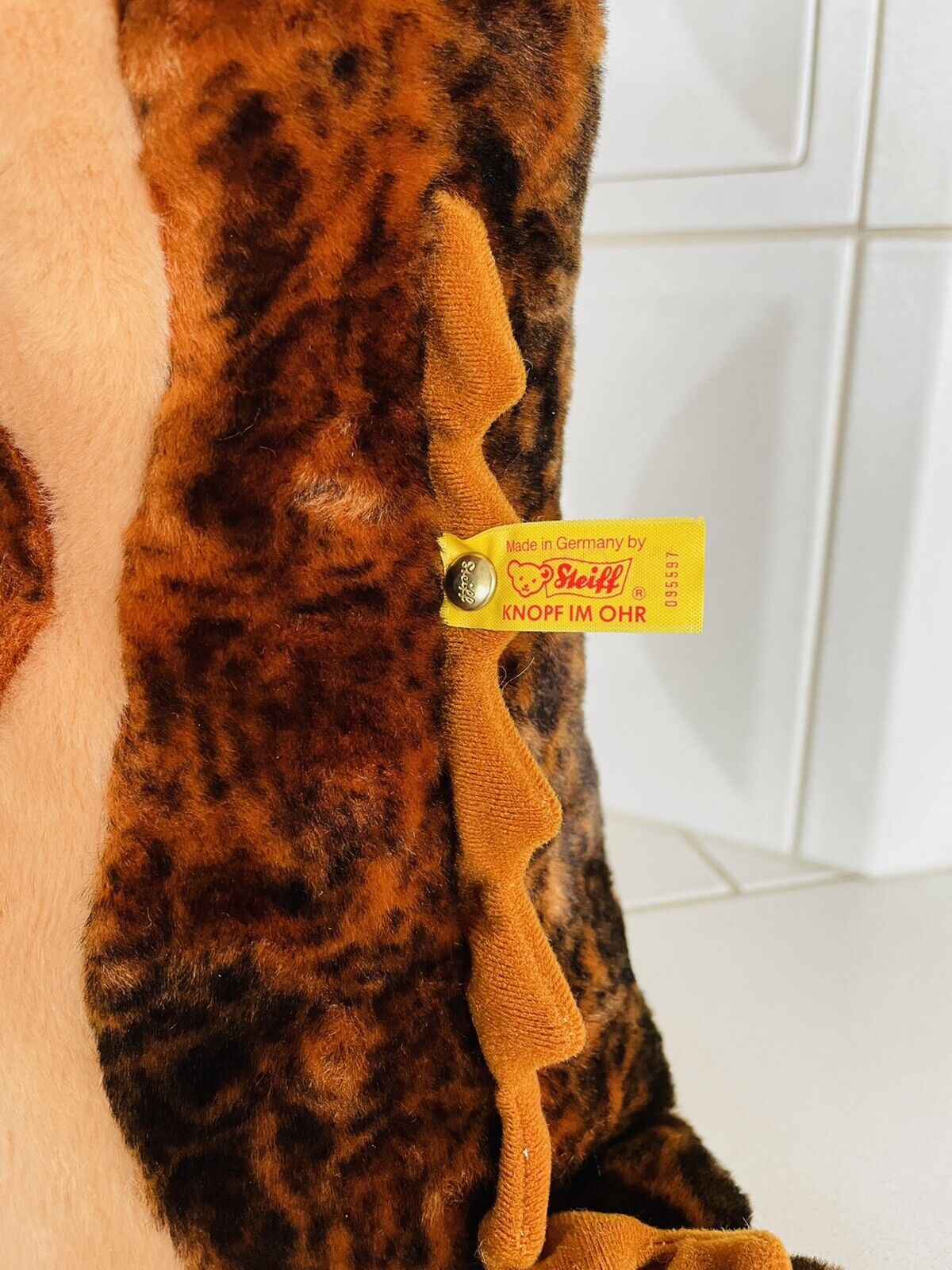 Steiff - Cosy Nessy 35 cm EAN 095597 Dinosaurier Tier Brutschild **Neu** Fahne K