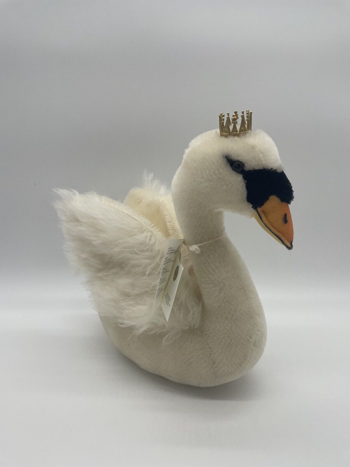 Steiff Schwan König Ludwig 673627, mit Knopf und gelber Fahne aus Überproduktion