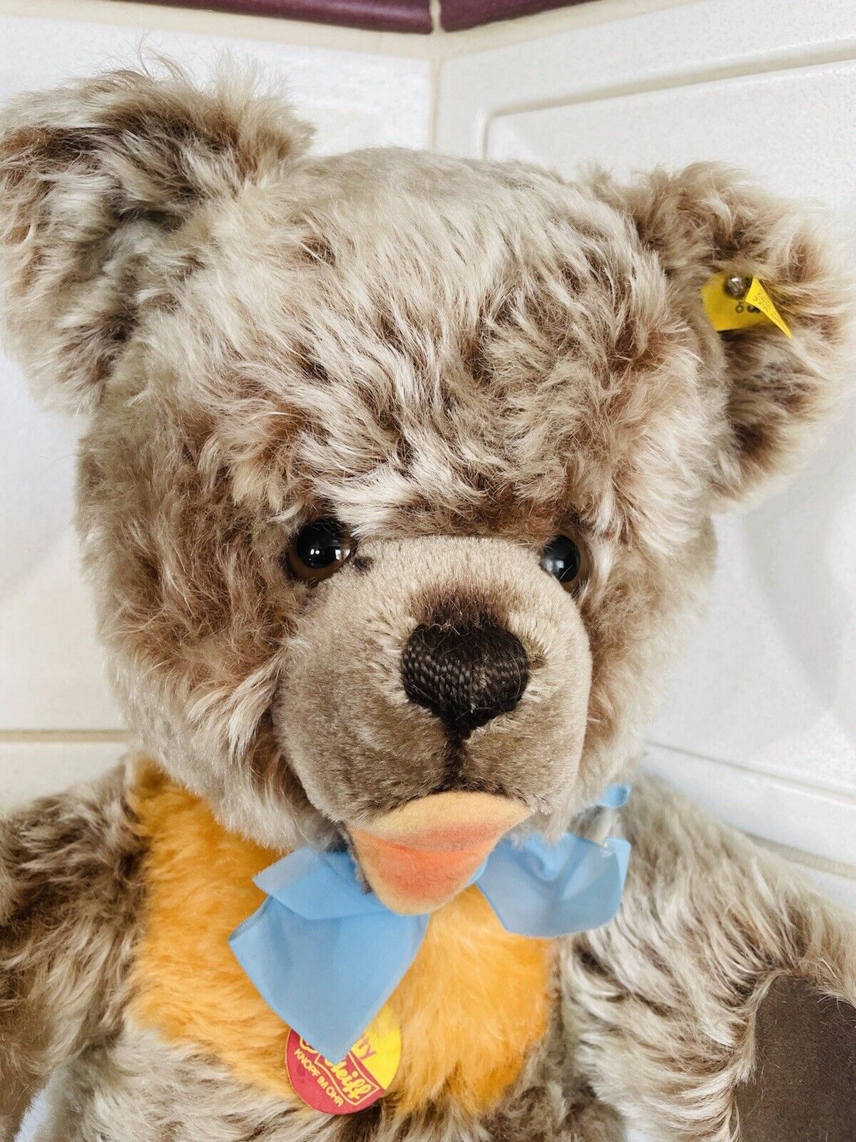 Steiff Teddybär Zotty 0305/45 mit blauer Schleife Originaletikett und Fahne