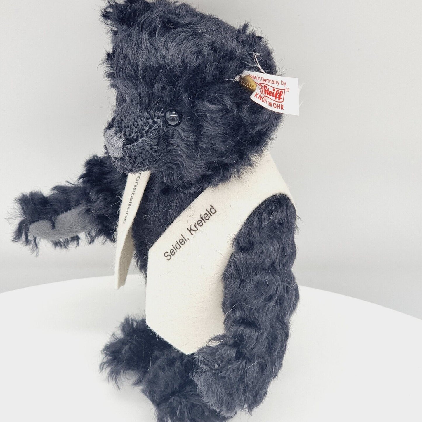 Steiff 420382 Teddybär Club Event 2003 schwarz mit weißer Weste 21 cm