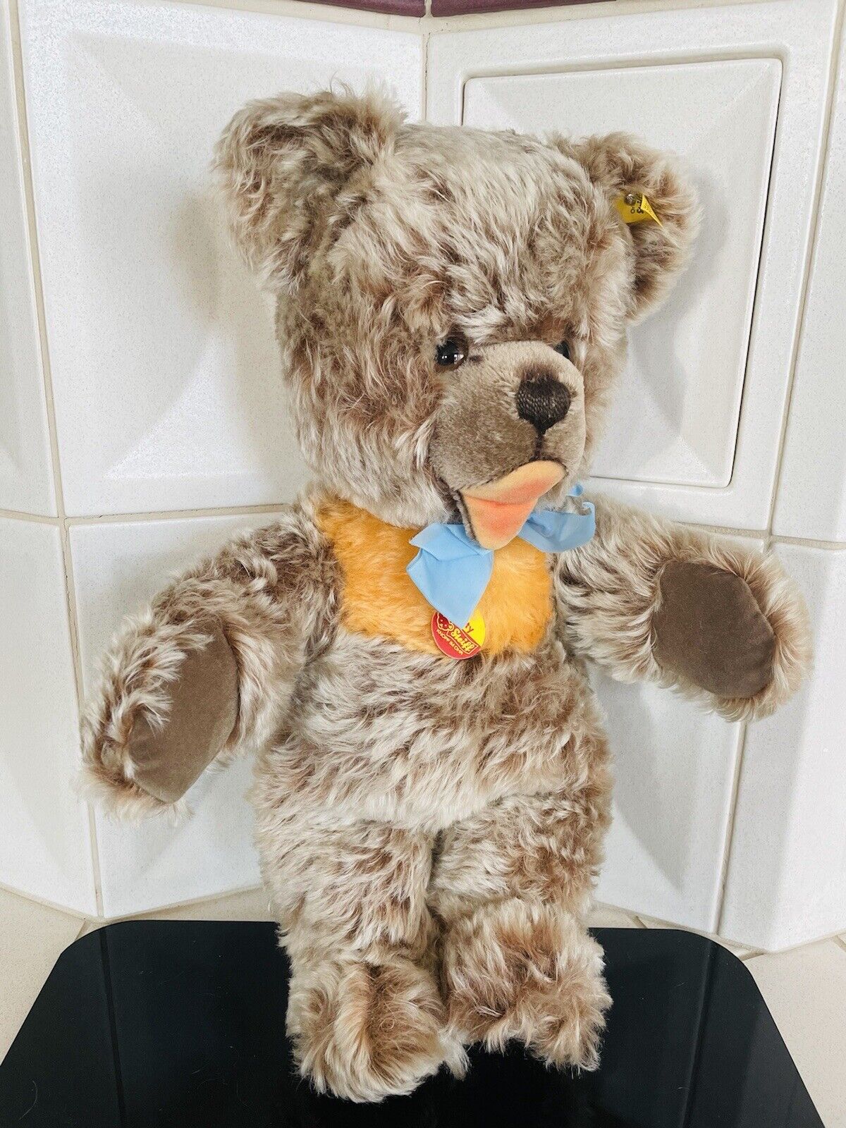 Steiff Teddybär Zotty 0305/45 mit blauer Schleife Originaletikett und Fahne