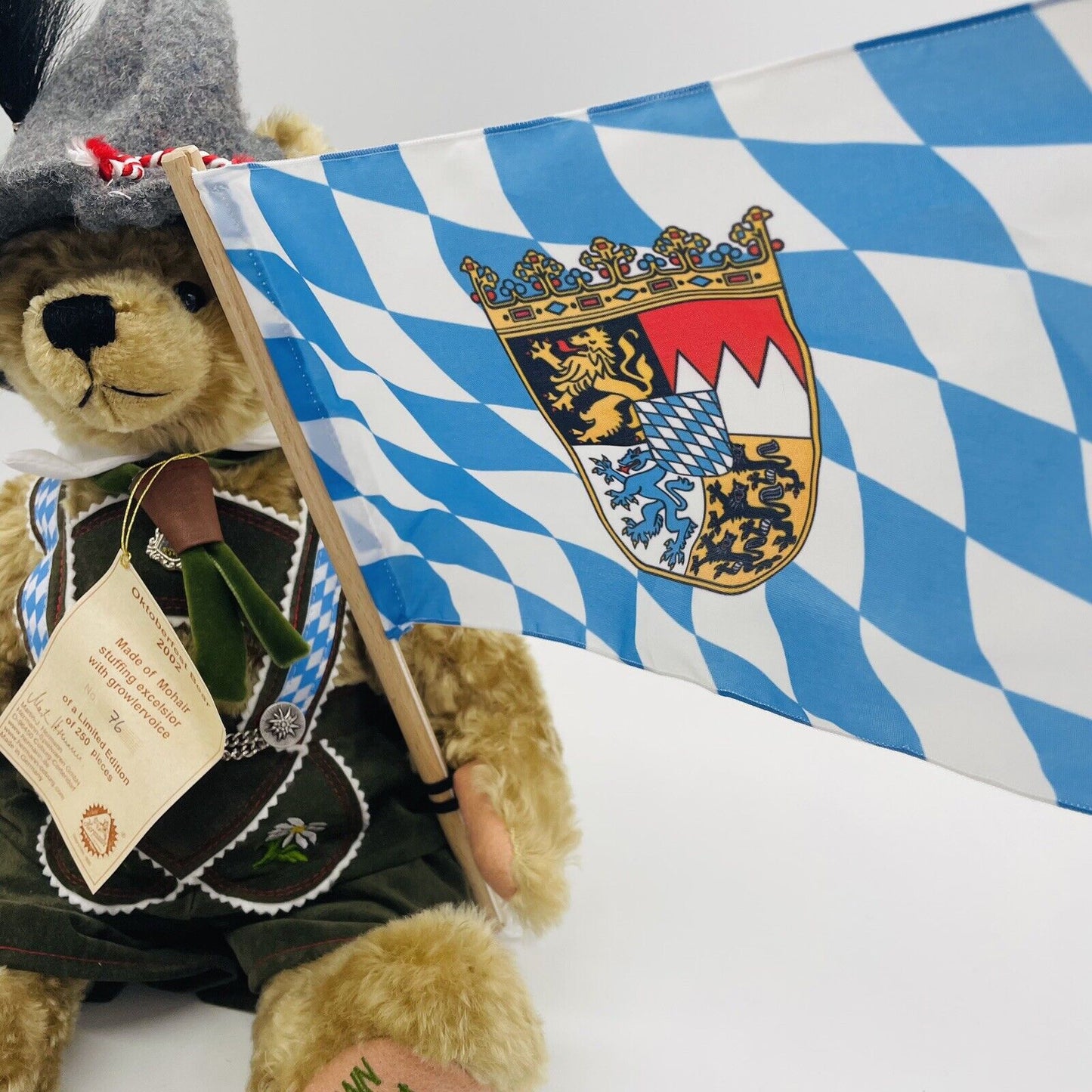 Hermann Coburg Teddybär Oktoberfest 2002 mit Fahne limitiert 250 Mohair