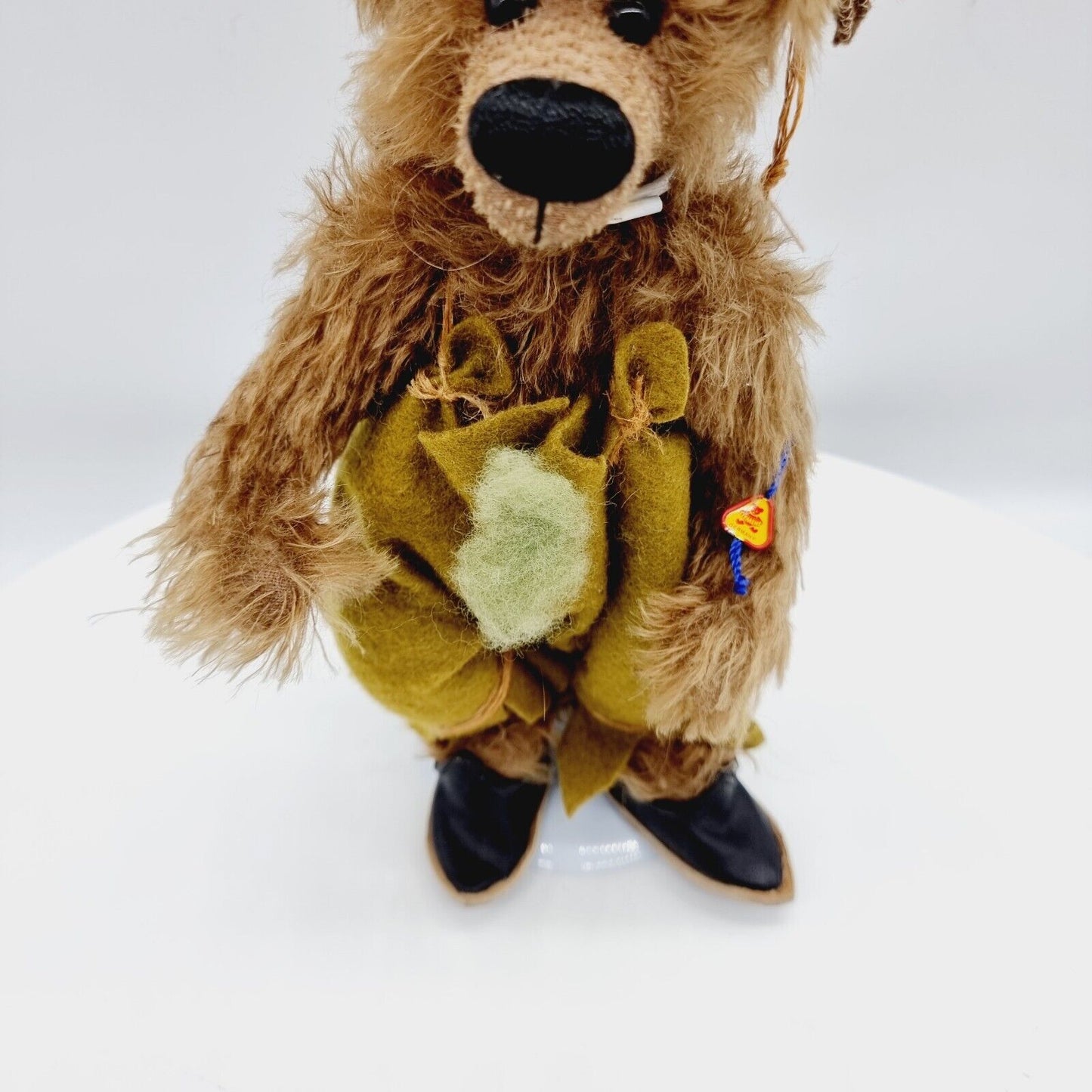 Clemens Teddybär 28 cm braun mit grüner Hose, schwarzen Schuhen und Zipfelmütze
