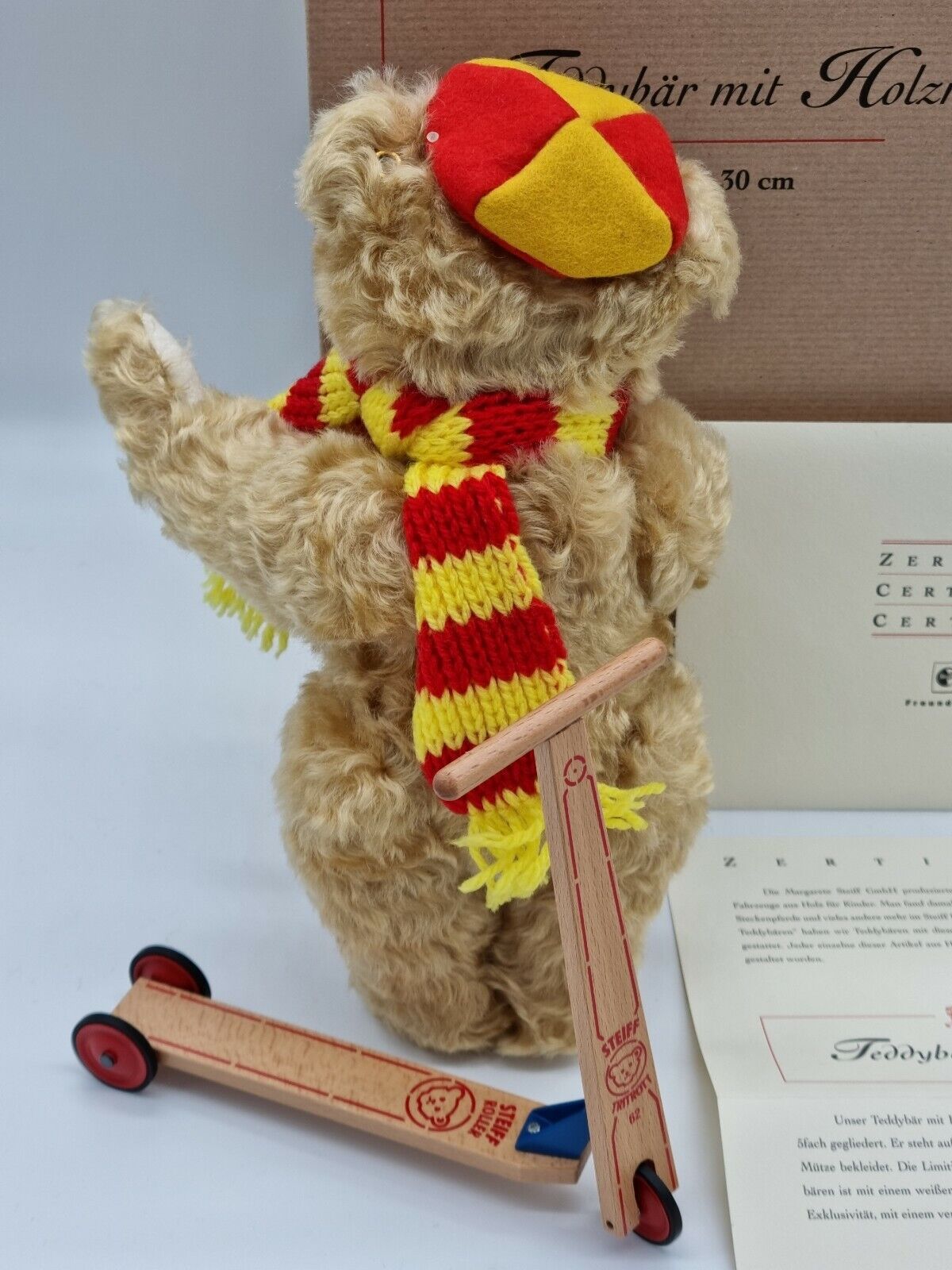 SAMMLER: Steiff 671142 "Teddybär mit Holzroller" neuwertig in OVP
