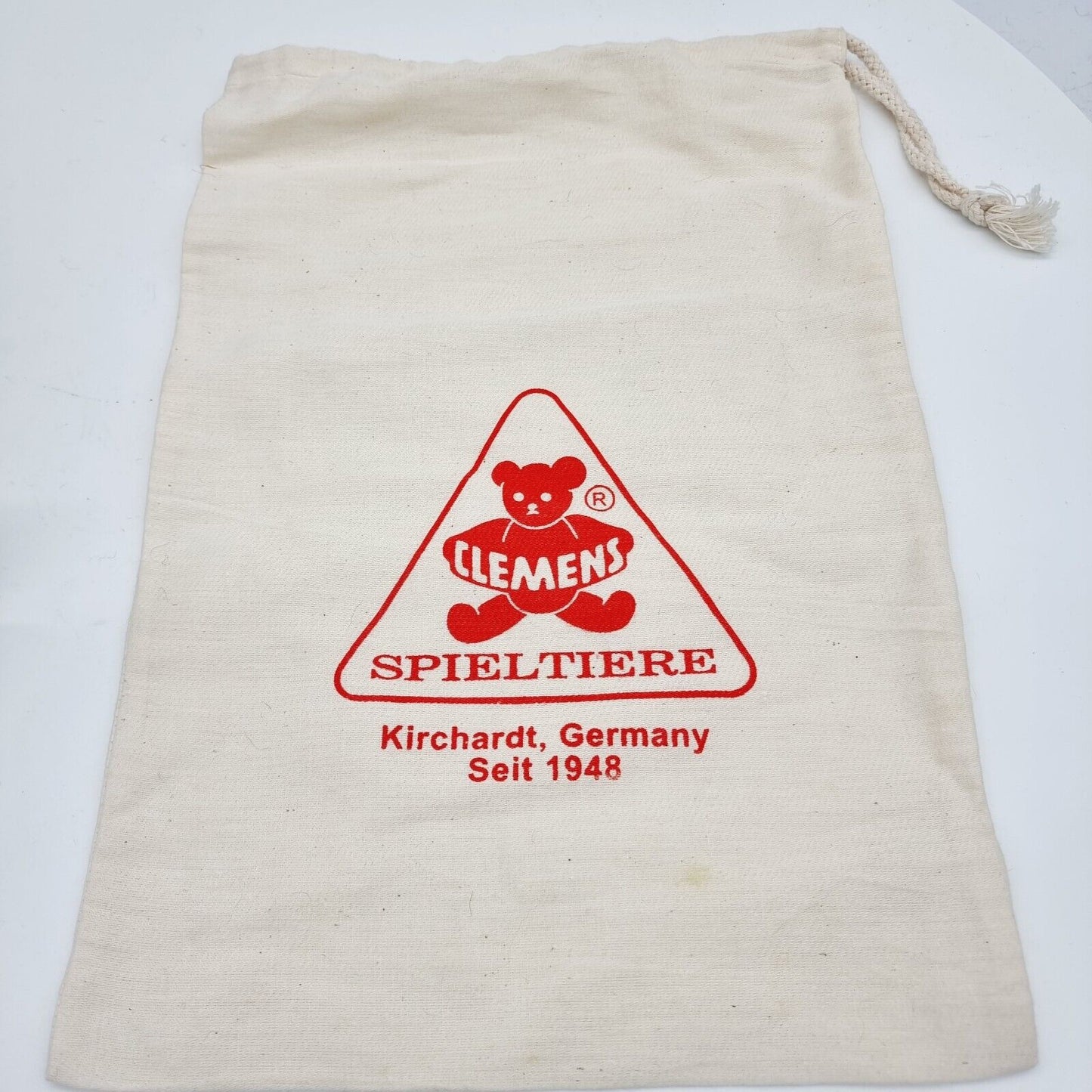 Clemens Teddybär 28 cm braun mit grüner Hose, schwarzen Schuhen und Zipfelmütze