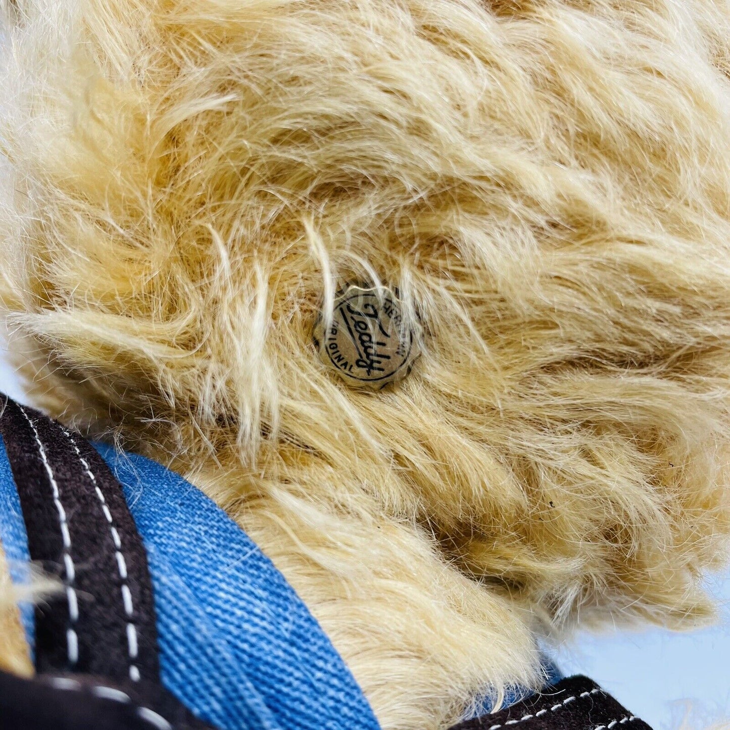Hermann Coburg Teddybär mit Latzhose, Rucksack und Marienkäfer mit Siegelmarke