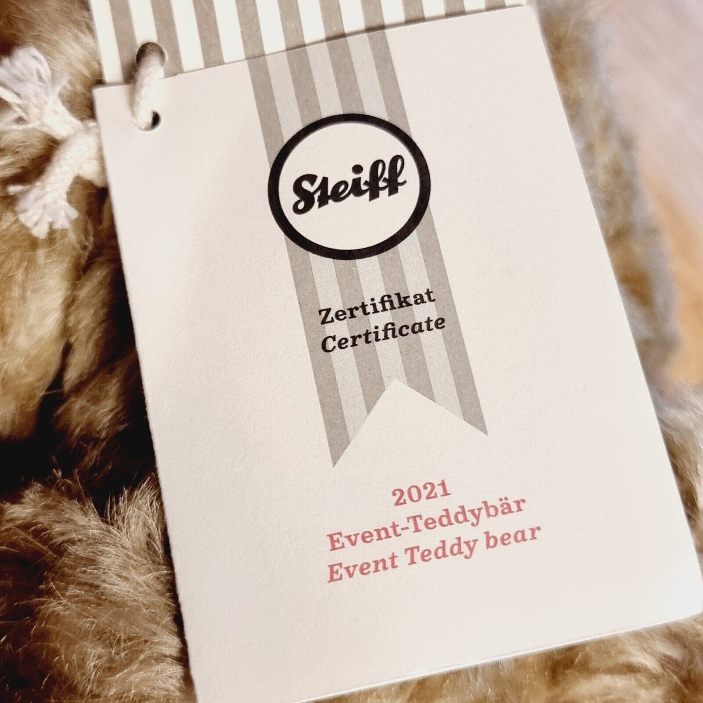 Steiff 421655 Club-Event Teddybär 2021 mit Schleife und Etikett