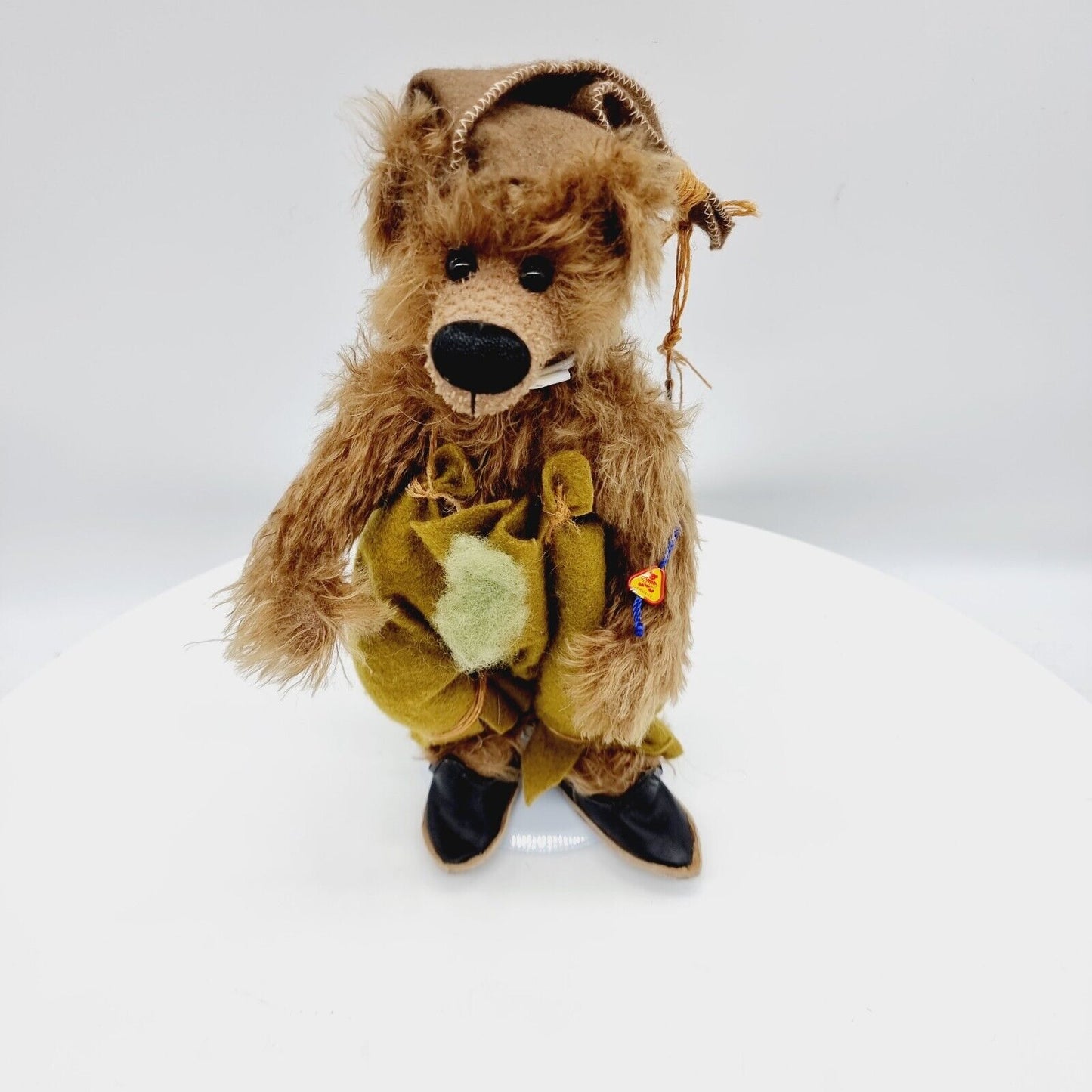 Clemens Teddybär 28 cm braun mit grüner Hose, schwarzen Schuhen und Zipfelmütze