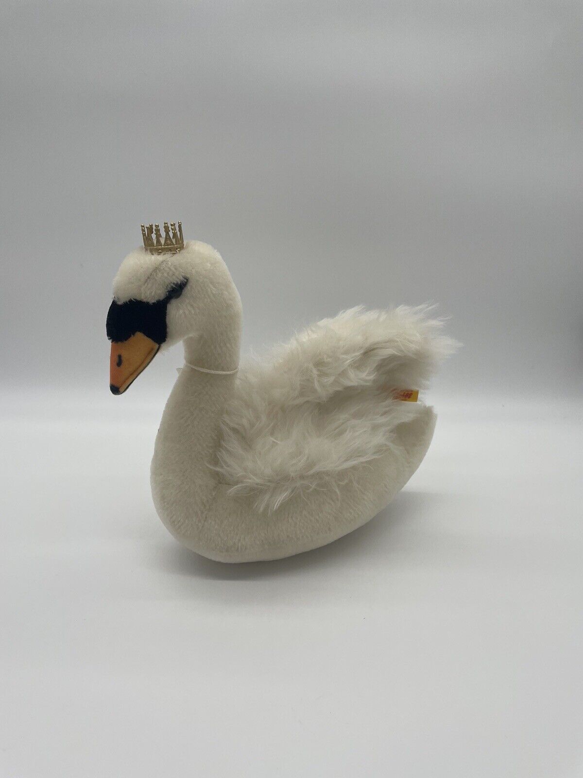 Steiff Schwan König Ludwig 673627, mit Knopf und gelber Fahne aus Überproduktion