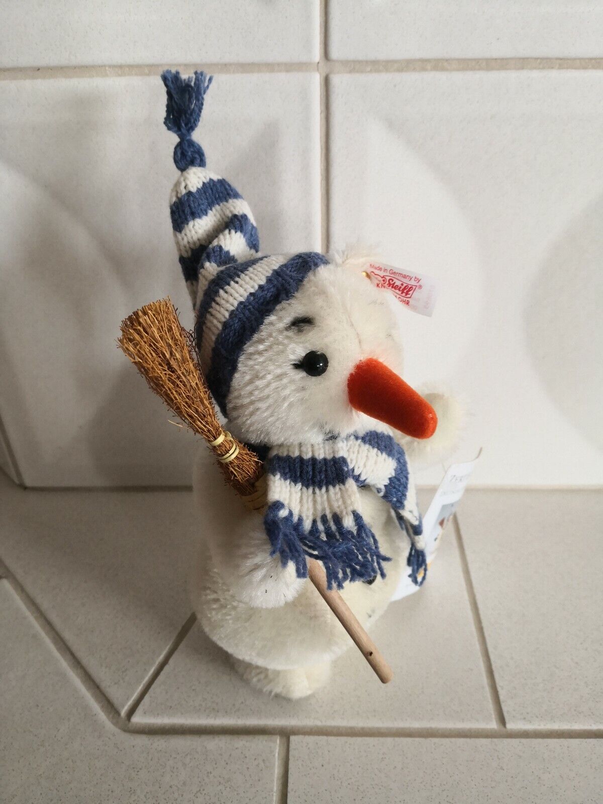 Steiff 670695 Schneemann mit Besen, Schal & Zipfelmütze, komplett mit allen ID`s