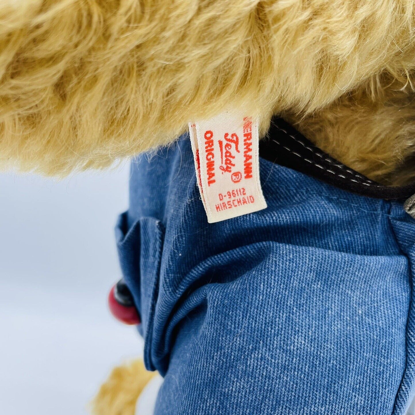 Hermann Coburg Teddybär mit Latzhose, Rucksack und Marienkäfer mit Siegelmarke