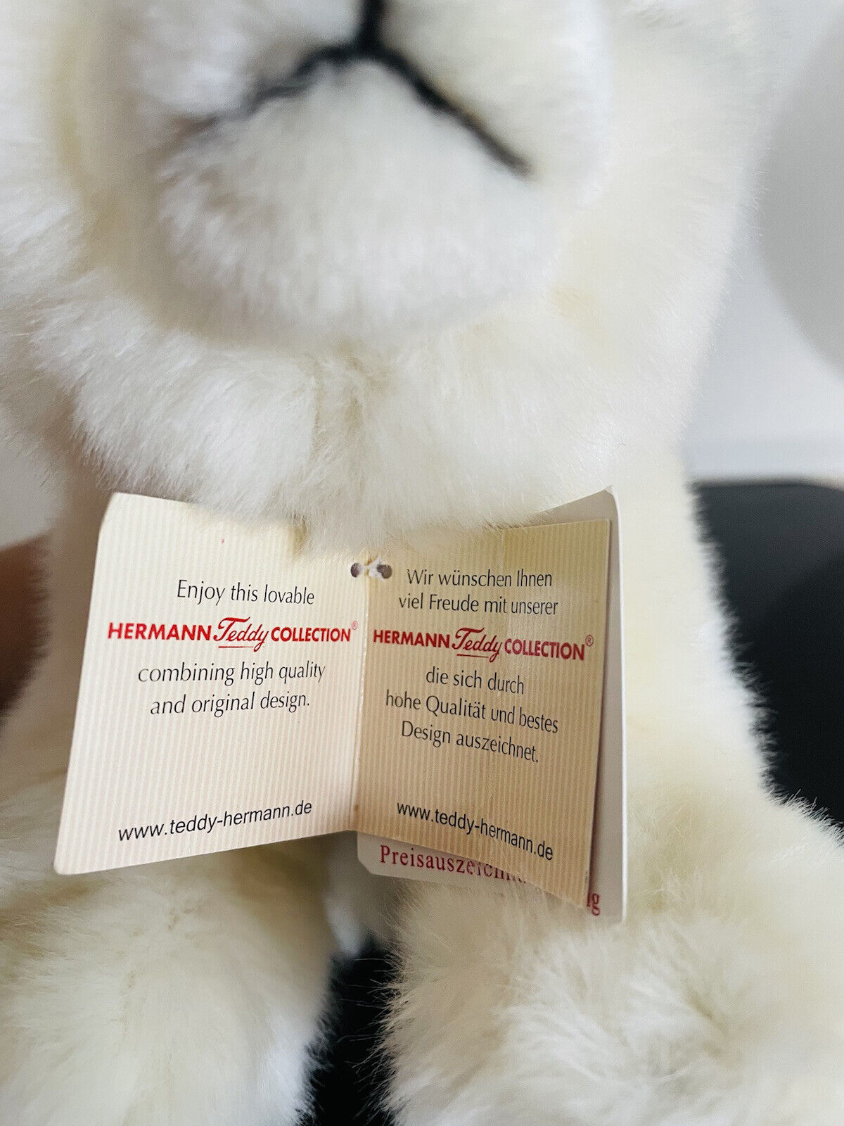Hermann Teddy Eisbär Plüsch inkl. Fahne und Etikett 4004510915256