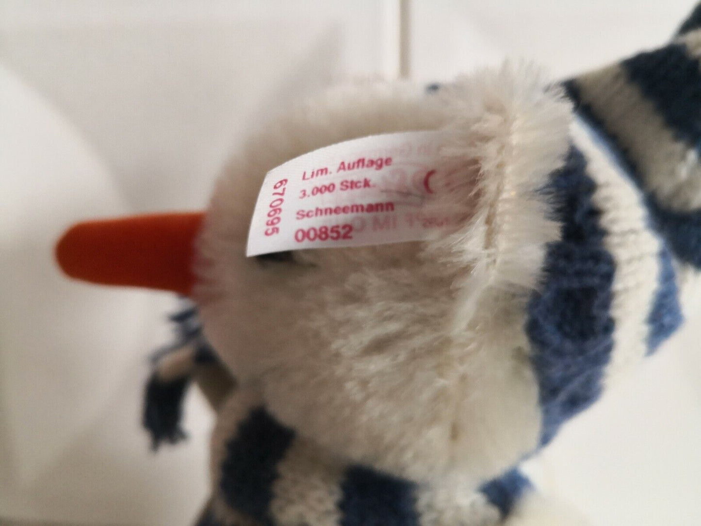 Steiff 670695 Schneemann mit Besen, Schal & Zipfelmütze, komplett mit allen ID`s