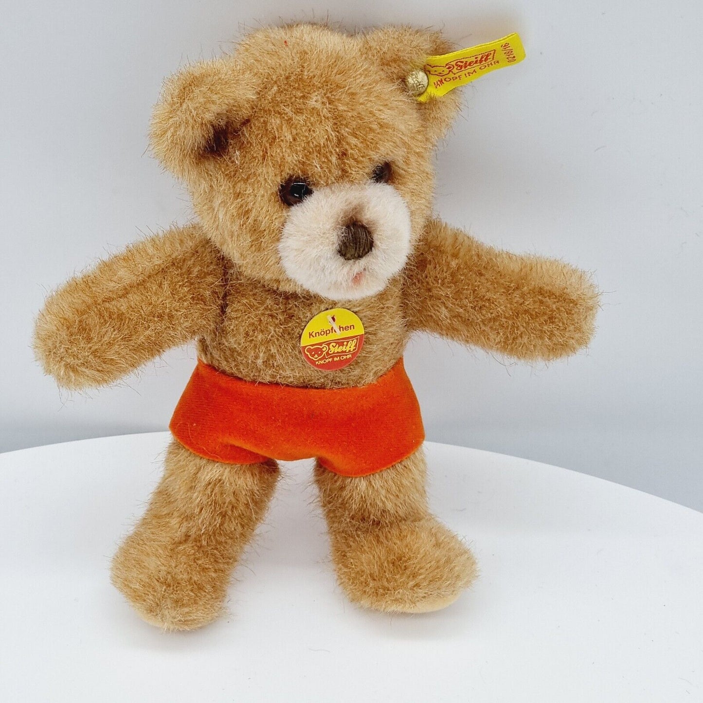 Steiff 0218/16 Knöpchen Teddybär 16 cm mit oragangefarbener Shorts