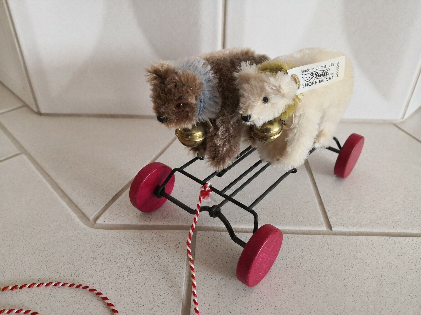 Steiff Galopp Teddy 1926 Replica - Steiff Nr. 400926 = 2 Teddys als Zuggespann