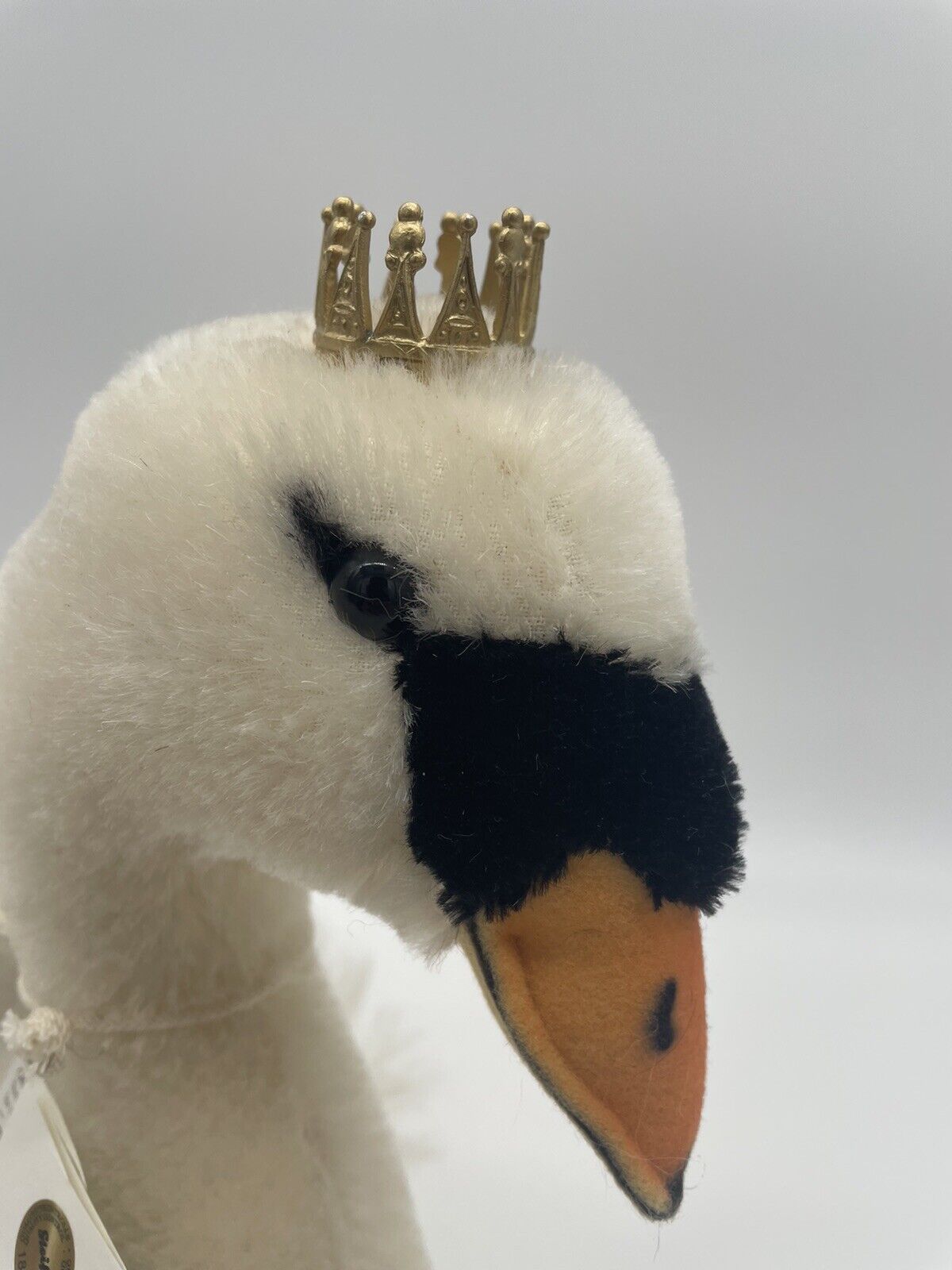 Steiff Schwan König Ludwig 673627, mit Knopf und gelber Fahne aus Überproduktion