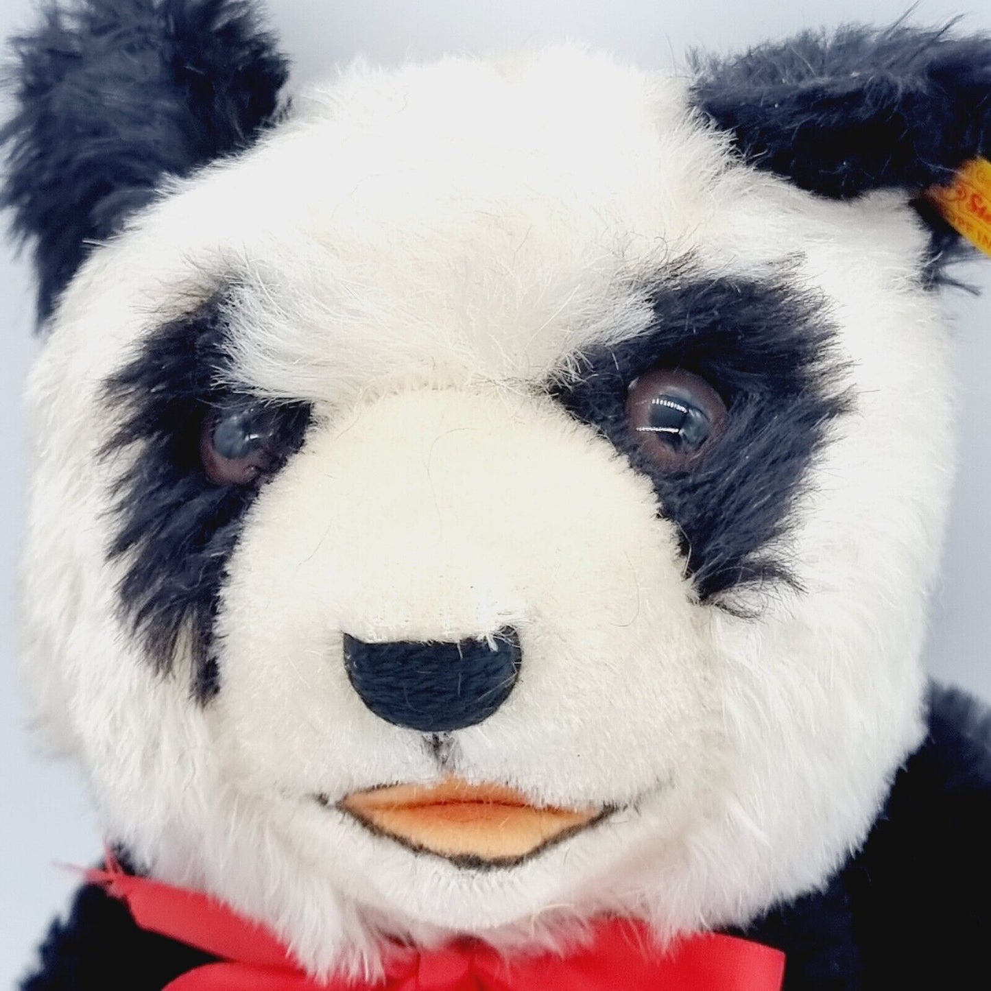 Steiff 408304 Panda Bär Replica 1938 mit Stimme 28 cm rote Schleife