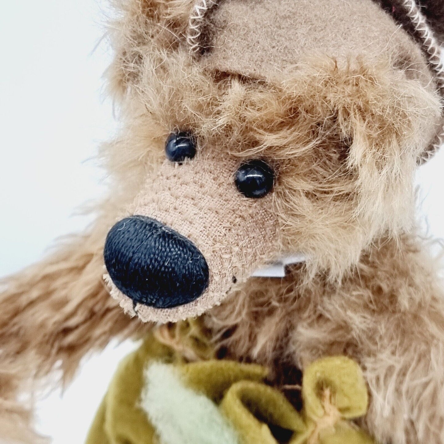 Clemens Teddybär 28 cm braun mit grüner Hose, schwarzen Schuhen und Zipfelmütze