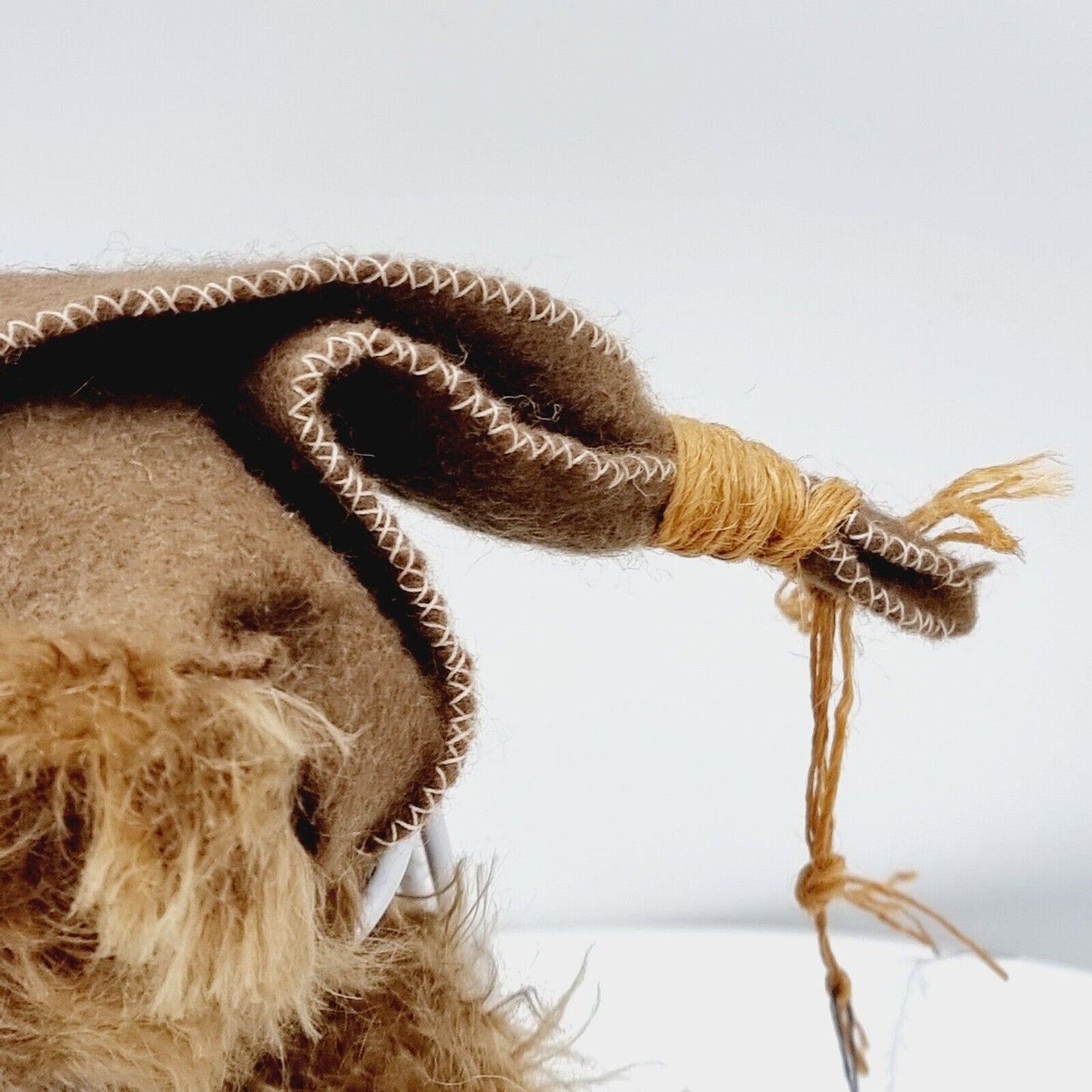 Clemens Teddybär 28 cm braun mit grüner Hose, schwarzen Schuhen und Zipfelmütze