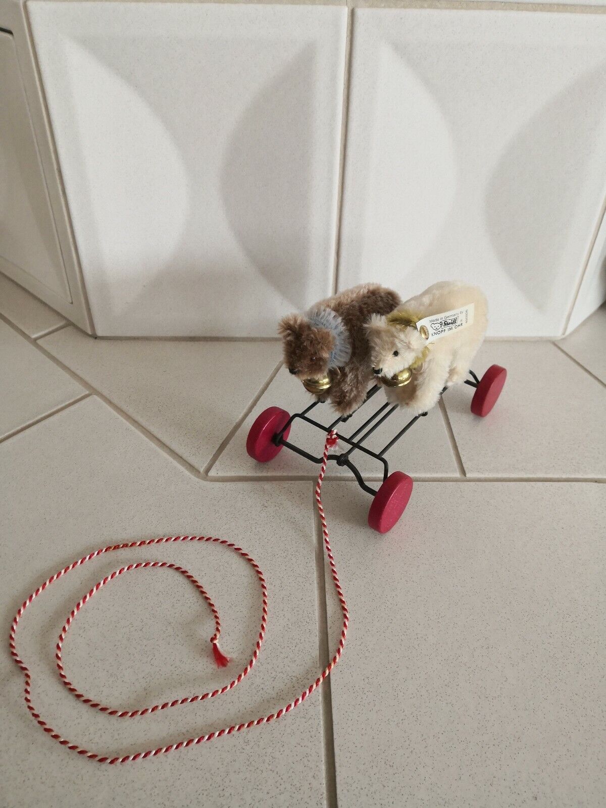 Steiff Galopp Teddy 1926 Replica - Steiff Nr. 400926 = 2 Teddys als Zuggespann