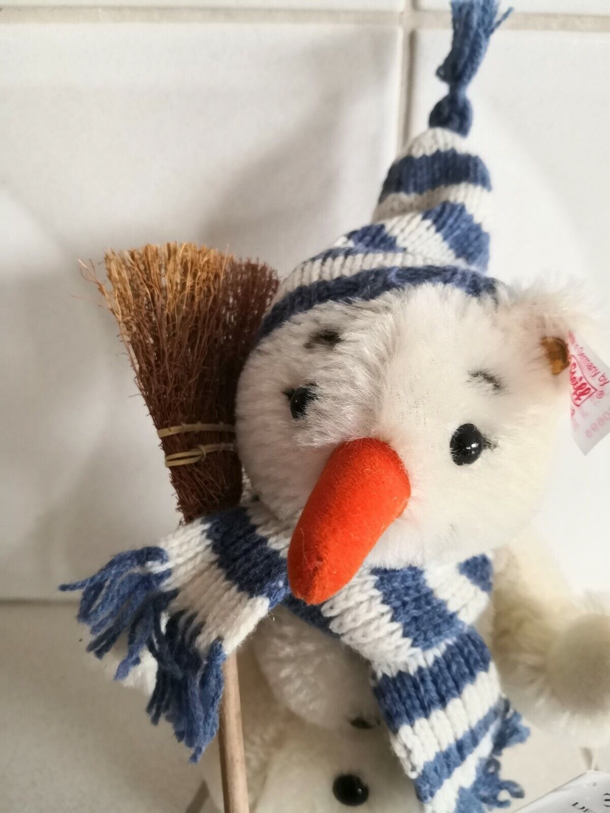 Steiff 670695 Schneemann mit Besen, Schal & Zipfelmütze, komplett mit allen ID`s