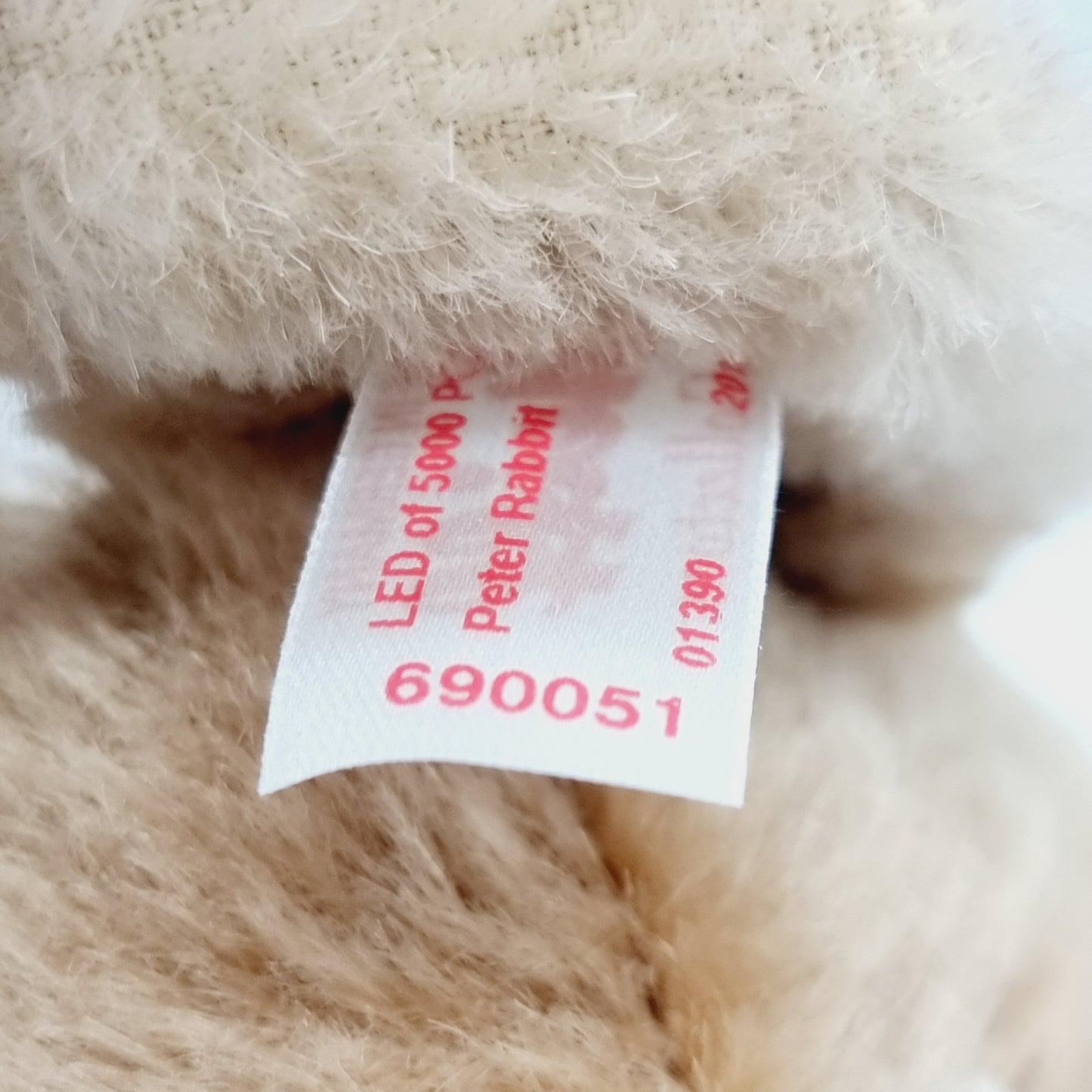 5666619