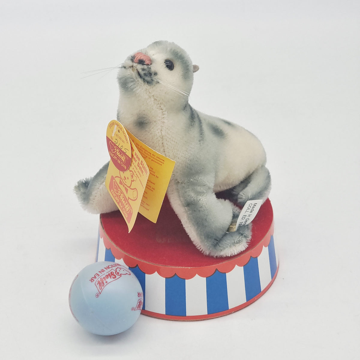 Steiff 0147/12 Golden Age of the Circus Robbe mit Ball und Podest