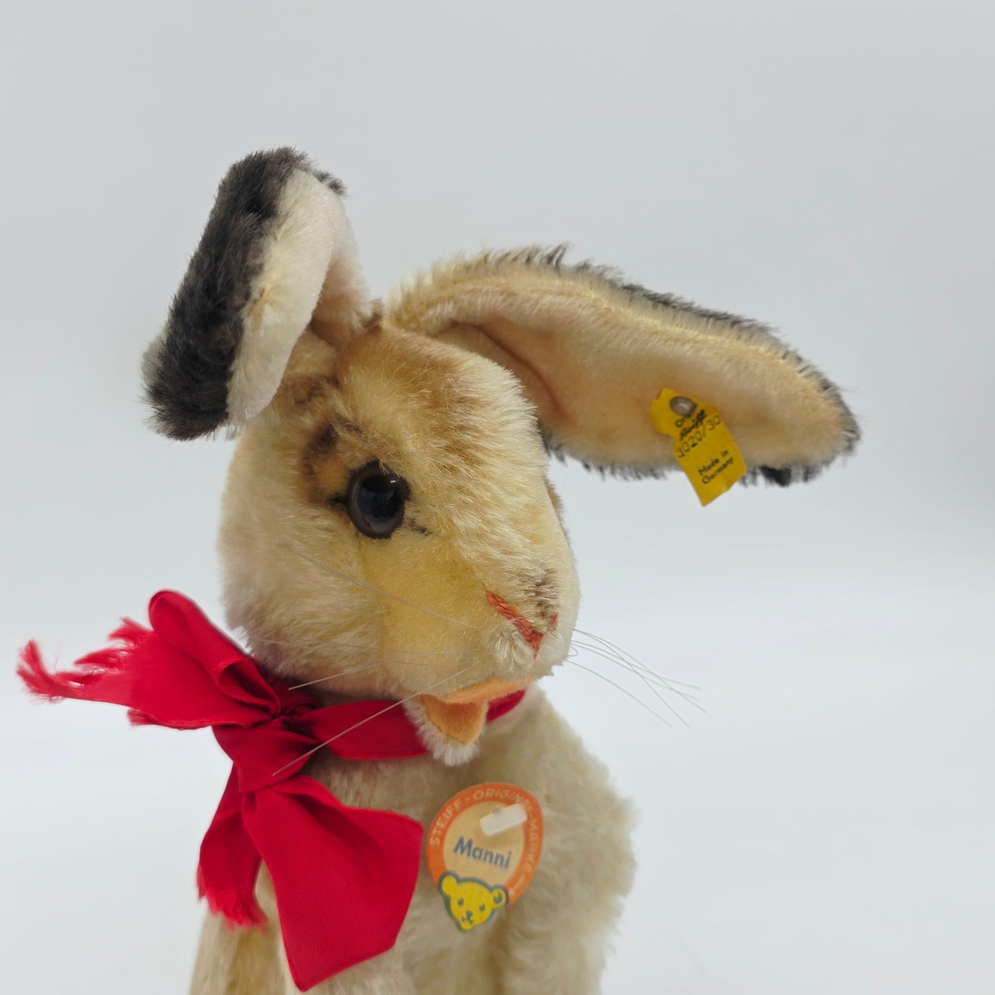 Steiff 3020/30 Manni Hase mit Schleife aufwartend 30 cm Mohair 1968 - 1976