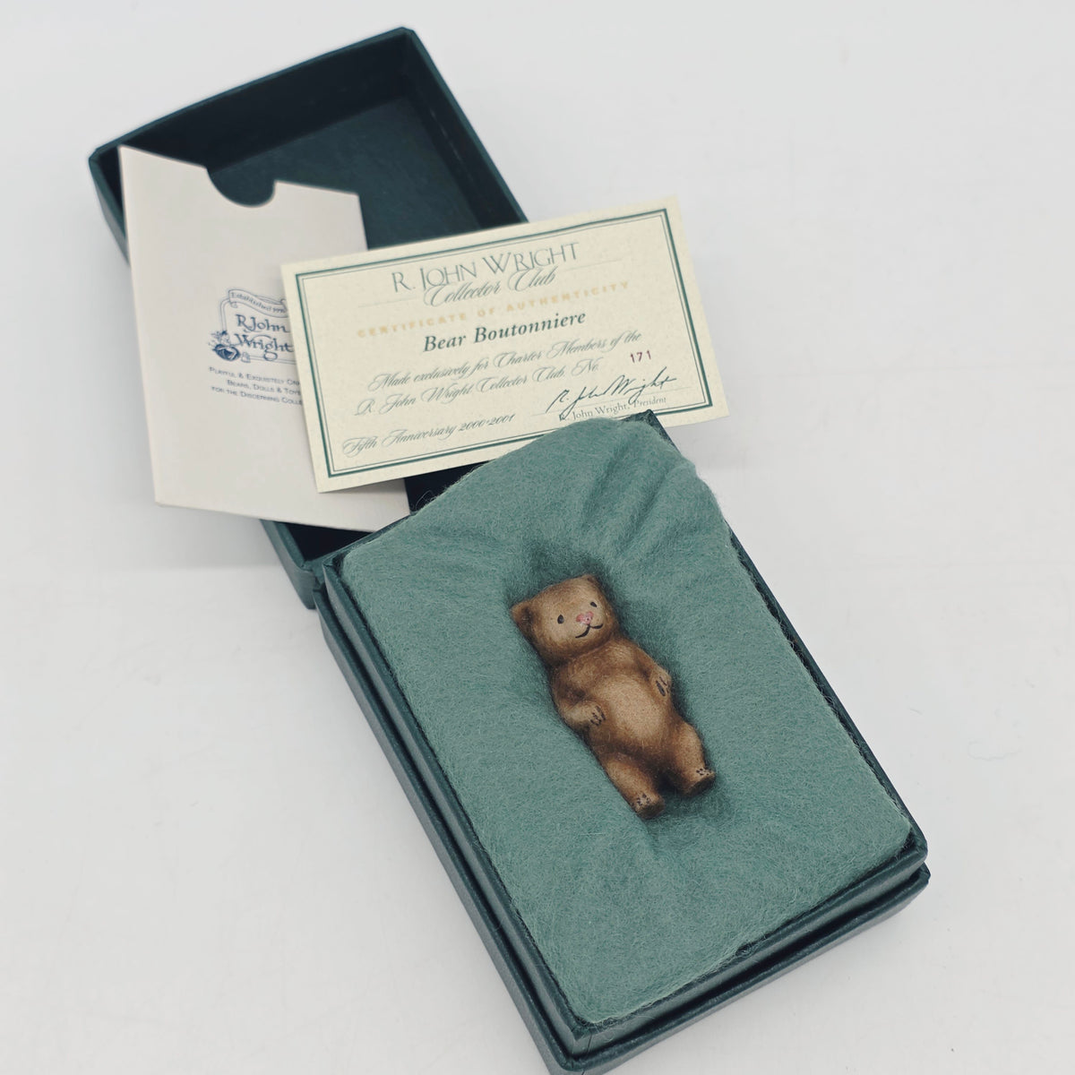 R. John Wright Bear Boutonniere Collector Club Exclusive 5 cm