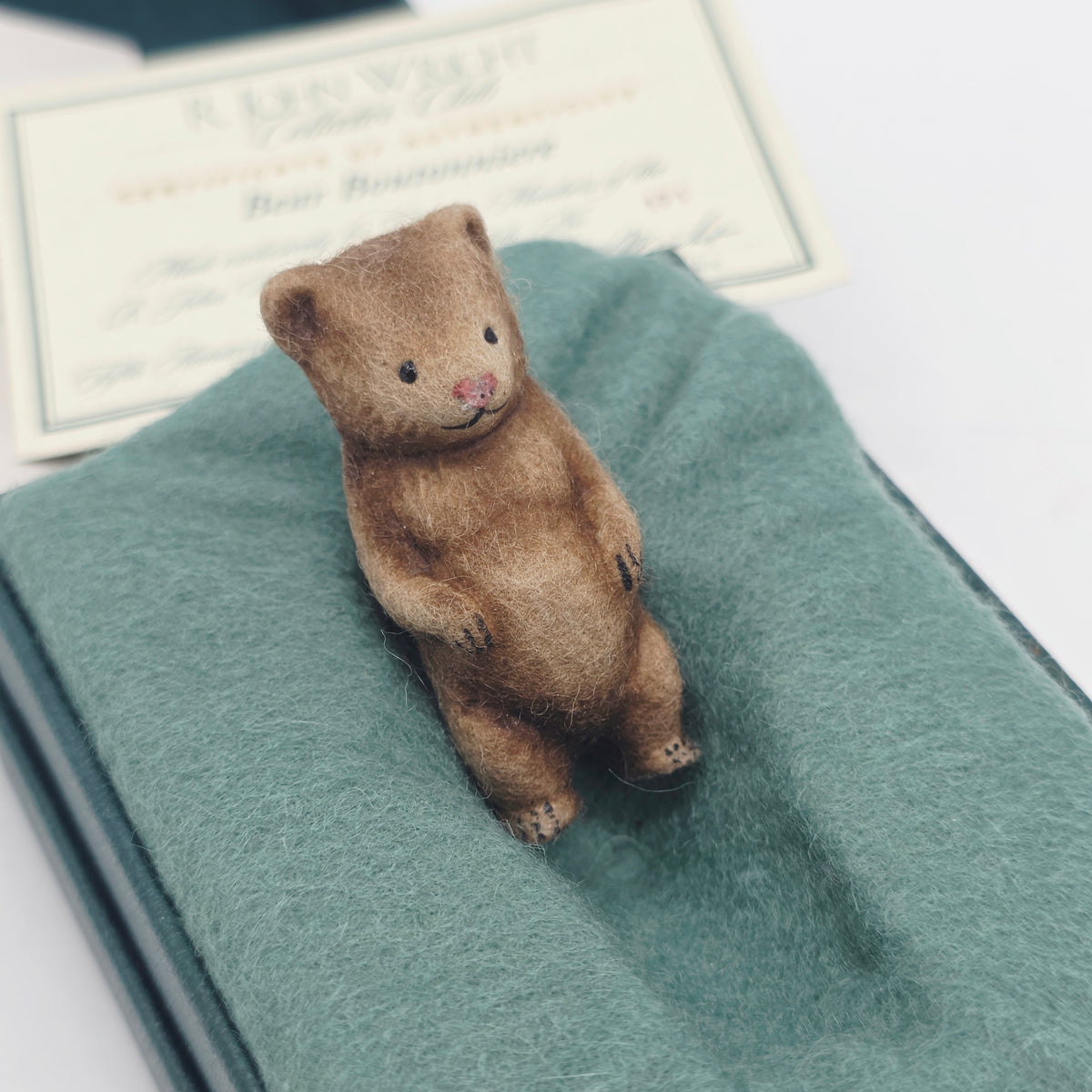 R. John Wright Bear Boutonniere Collector Club Exclusive 5 cm