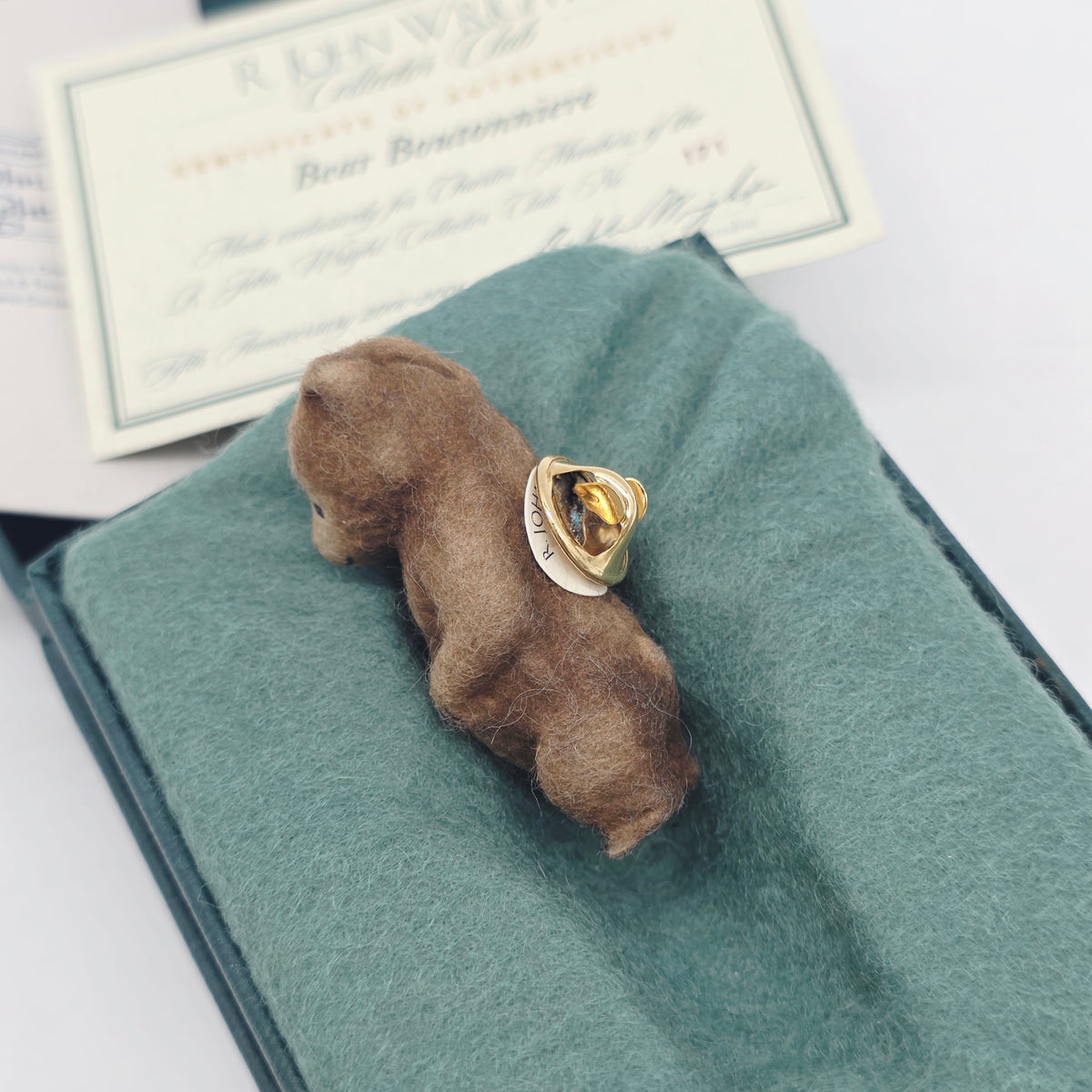 R. John Wright Bear Boutonniere Collector Club Exclusive 5 cm