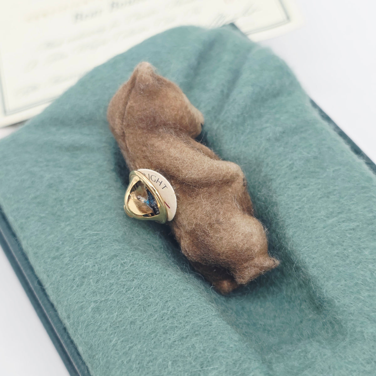 R. John Wright Bear Boutonniere Collector Club Exclusive 5 cm