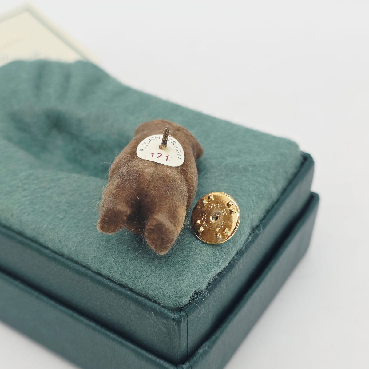R. John Wright Bear Boutonniere Collector Club Exclusive 5 cm